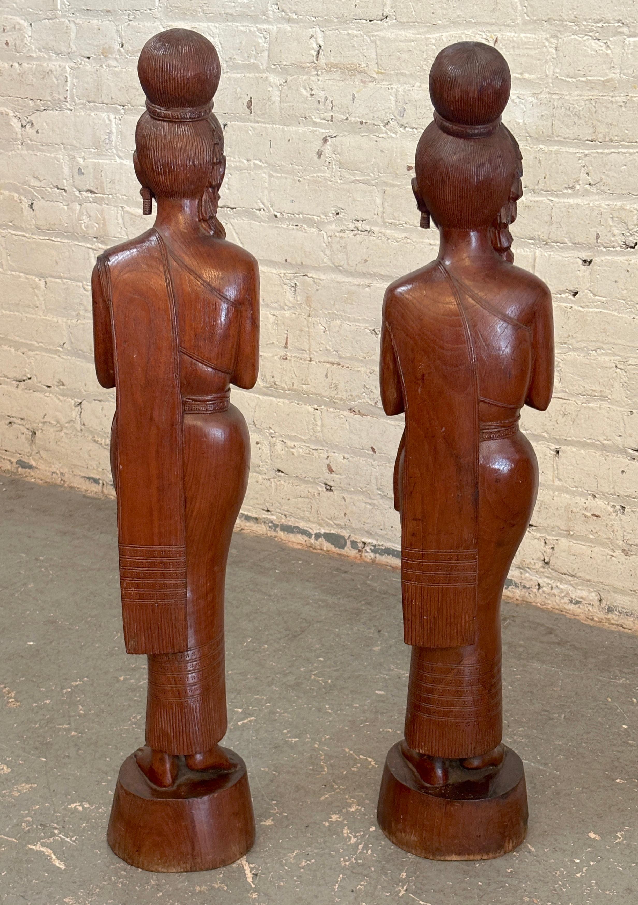 XX secolo Sawasdee donna in legno di teak intagliato in vendita