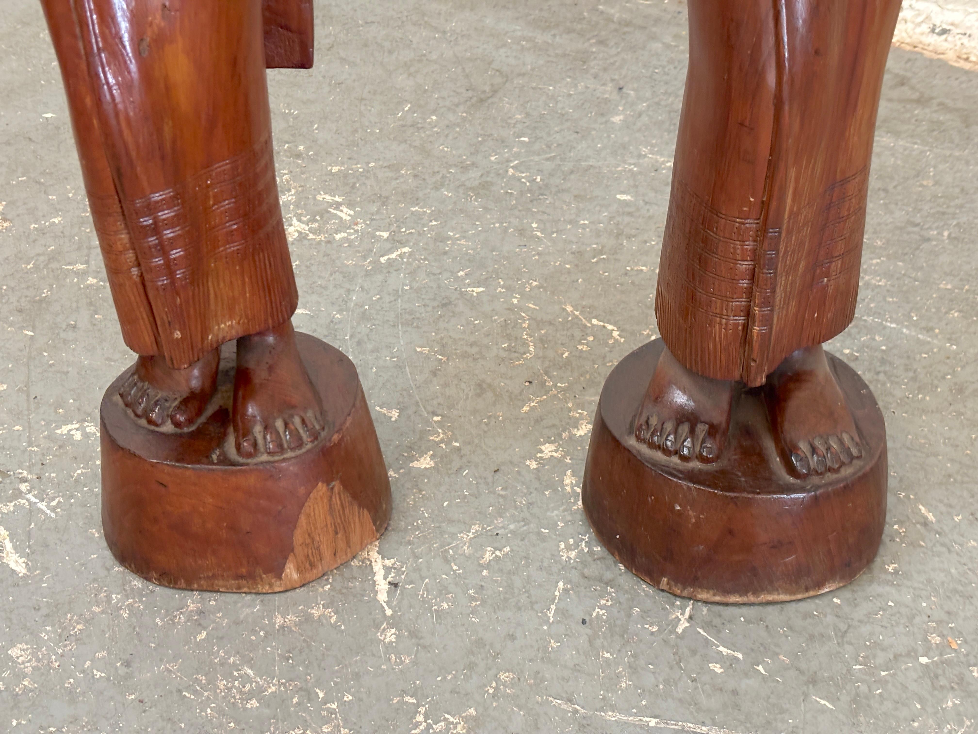 Teak Sawasdee donna in legno di teak intagliato in vendita