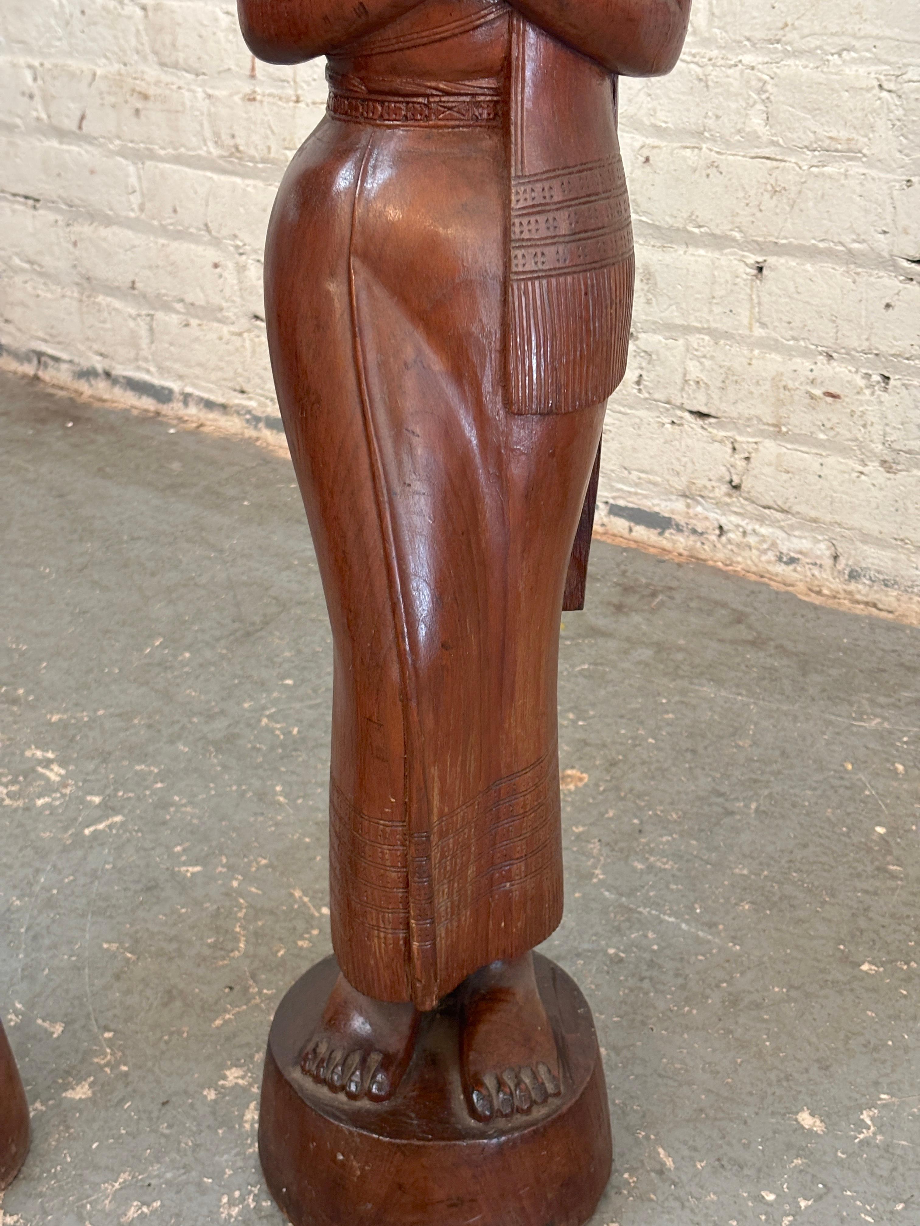 Sawasdee donna in legno di teak intagliato in vendita 1
