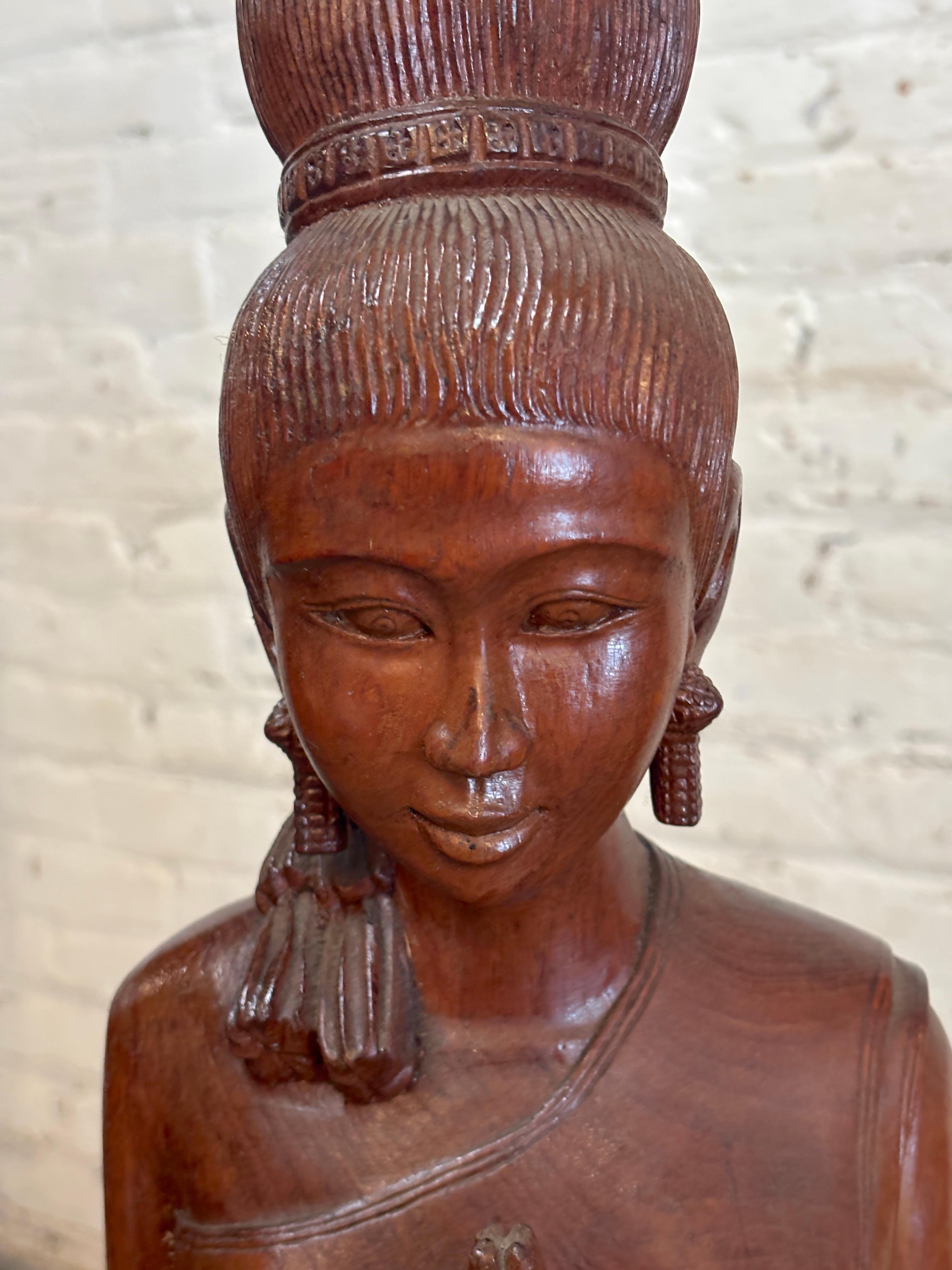 Sawasdee donna in legno di teak intagliato in vendita 4