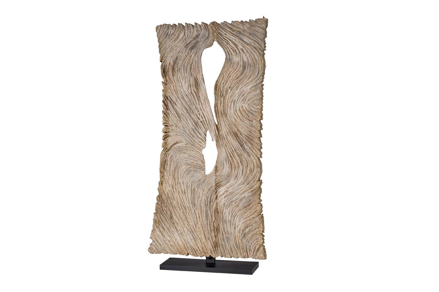Geschnitzte Teak Wood Wandtafel auf Stand im Zustand „Gut“ im Angebot in Dallas, TX