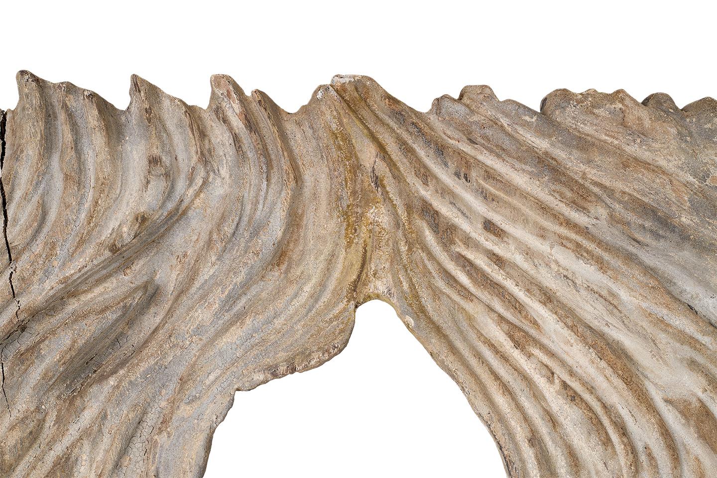Geschnitzte Teak Wood Wandtafel auf Stand (20. Jahrhundert) im Angebot