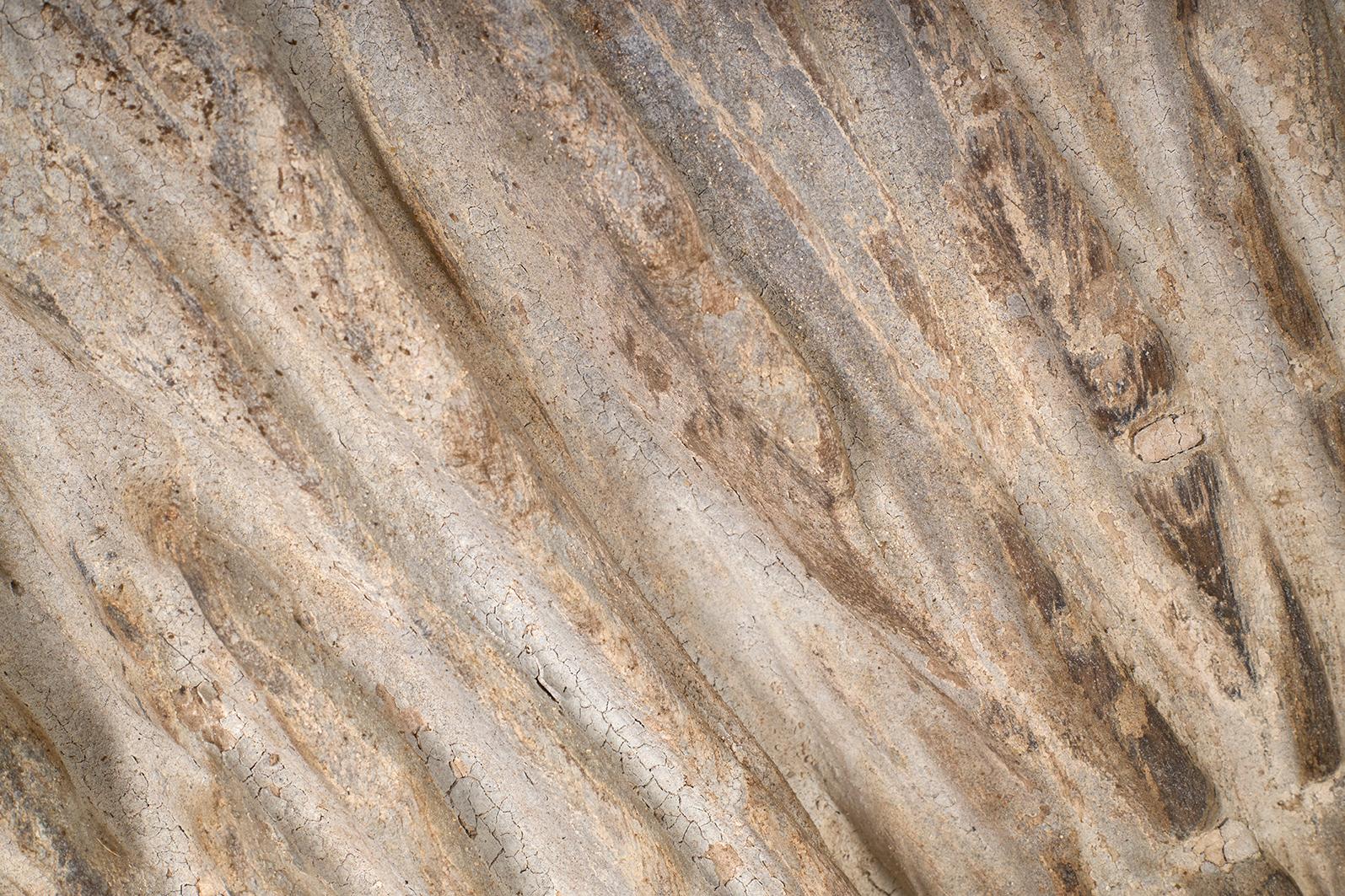 Geschnitzte Teak Wood Wandtafel auf Stand im Angebot 2
