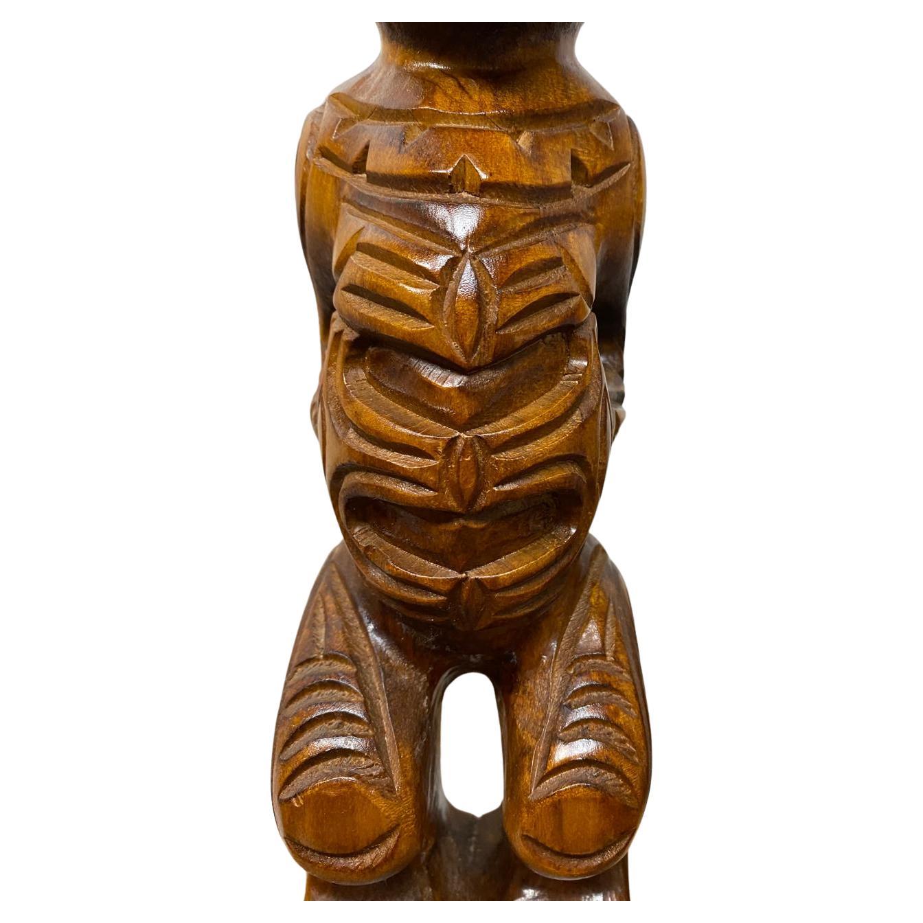 Escultura maorí Tekoteko tallada Nueva Zelanda en venta