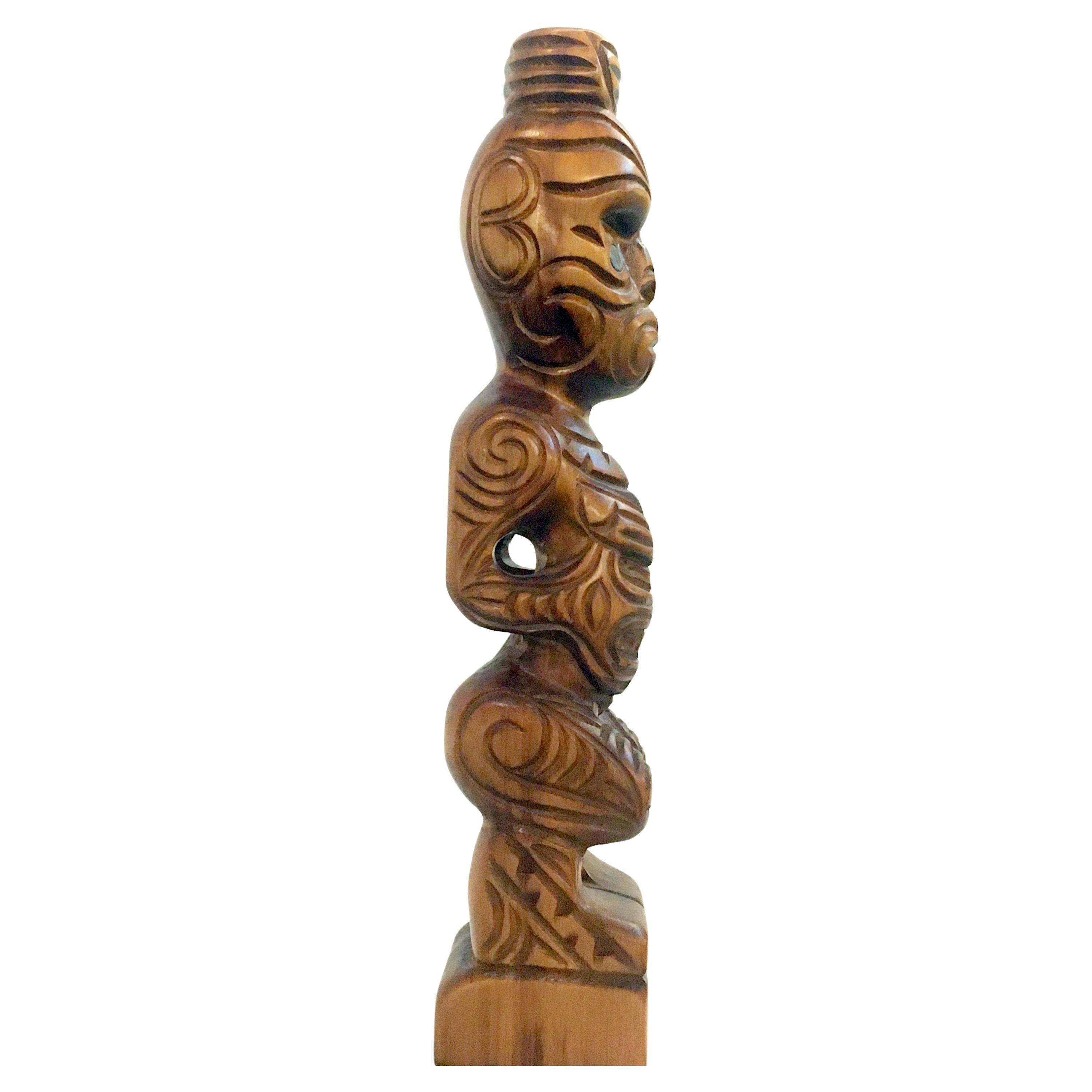 Escultura maorí Tekoteko tallada Tallado a mano en venta