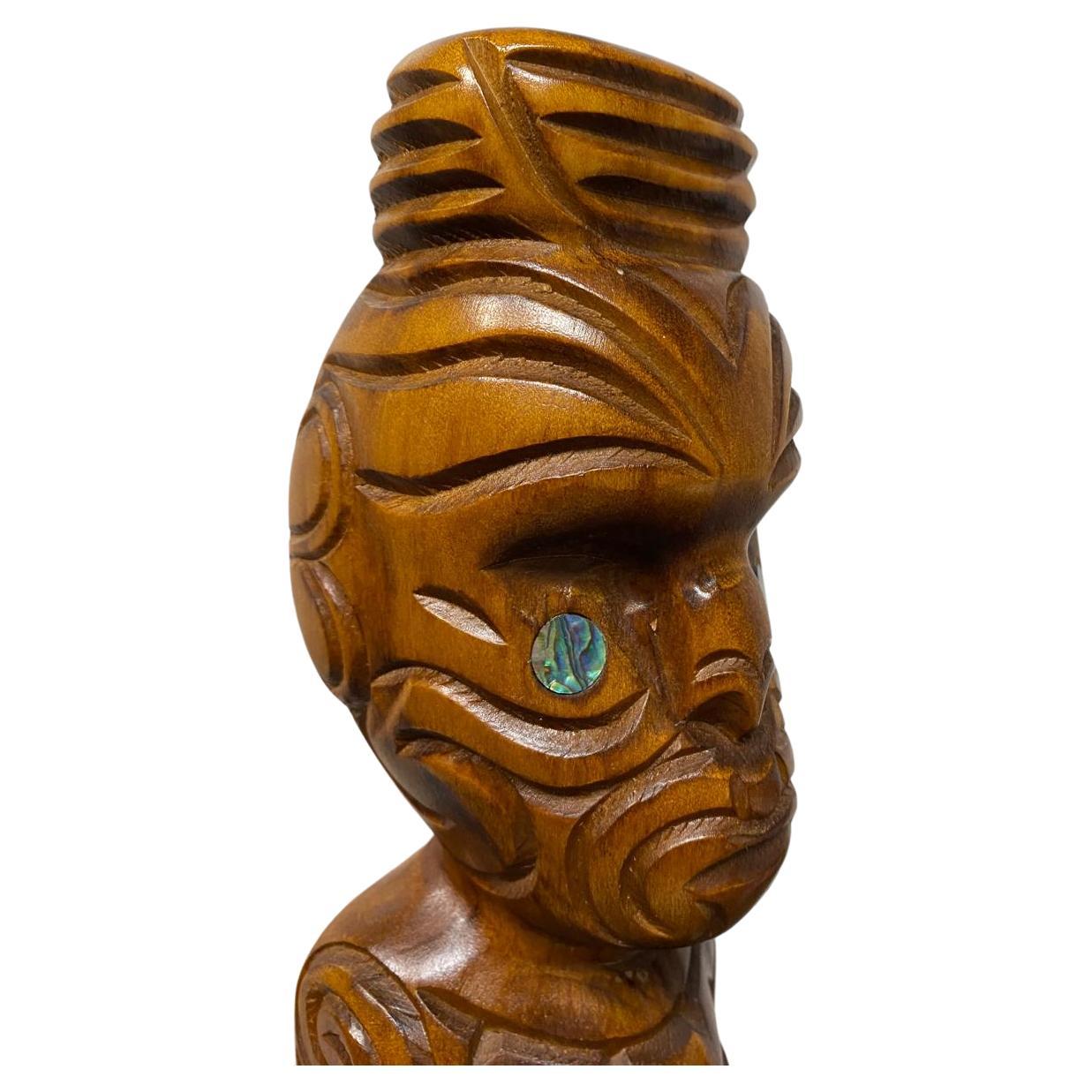 Escultura maorí Tekoteko tallada en venta