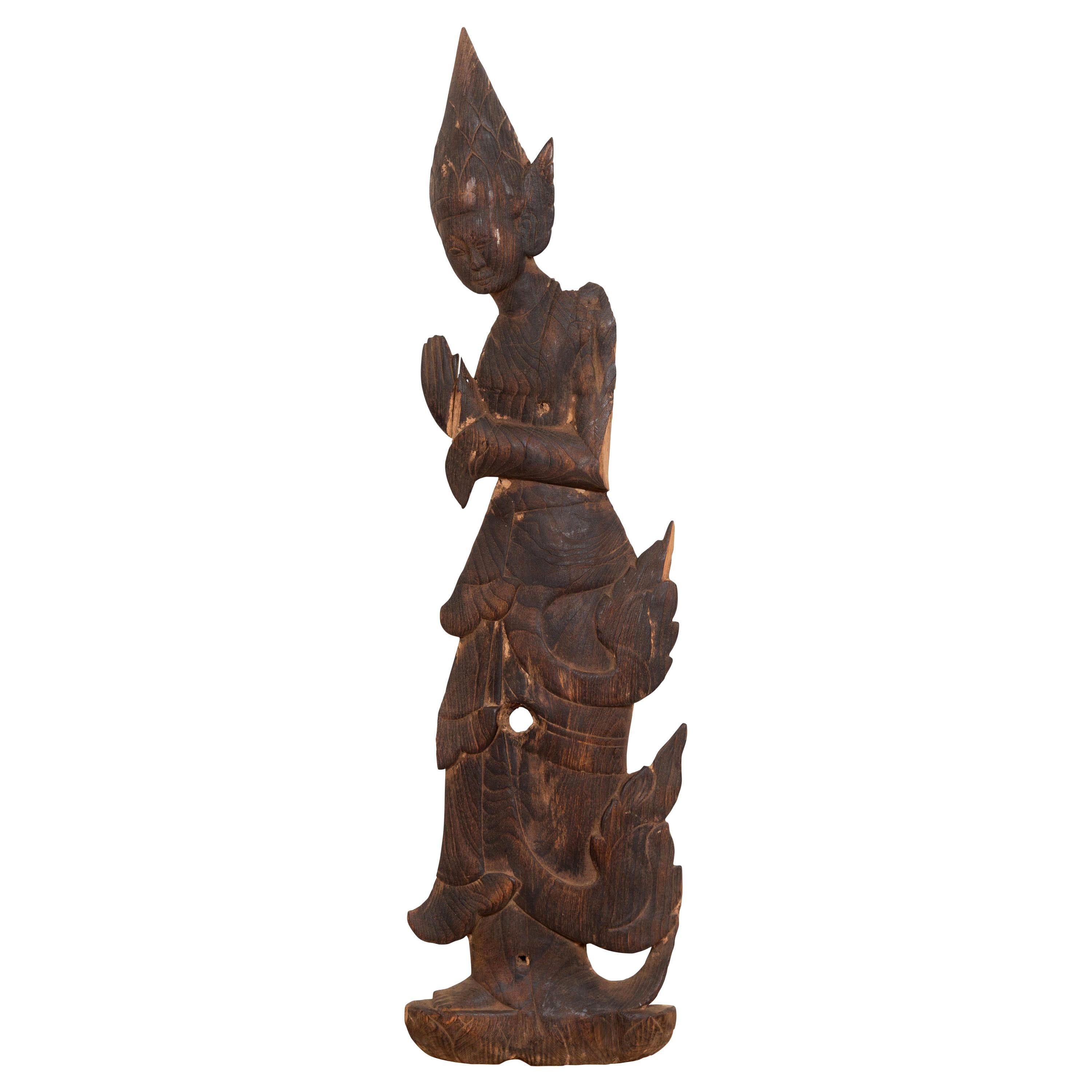 Sculpture thaïlandaise en bois d'une Apsara en prière avec patine brun foncé