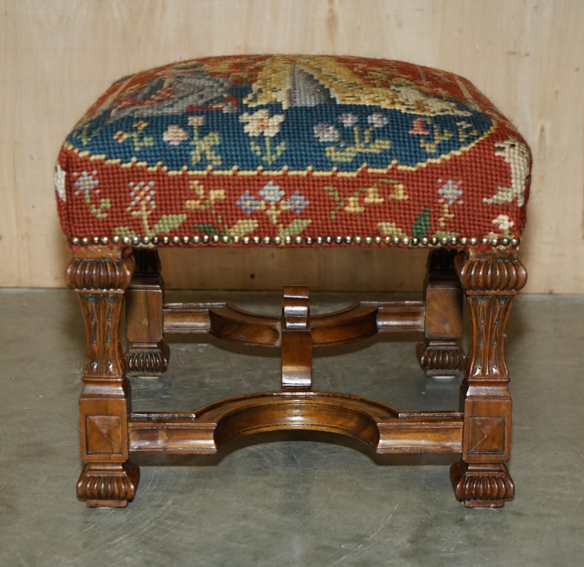 CARVED THRONE ARMCHAIR & FOOTSTOOL VERZIERTES ARMORIALCOAT FÜR Arme FABRiC im Angebot 11