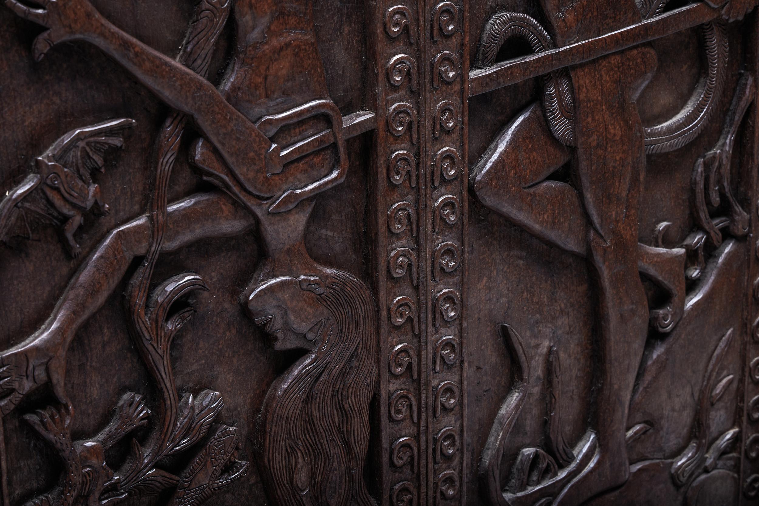 Geschnitzte Thronsessel mit Reliefdesign aus Holz, 20. Jahrhundert im Angebot 5