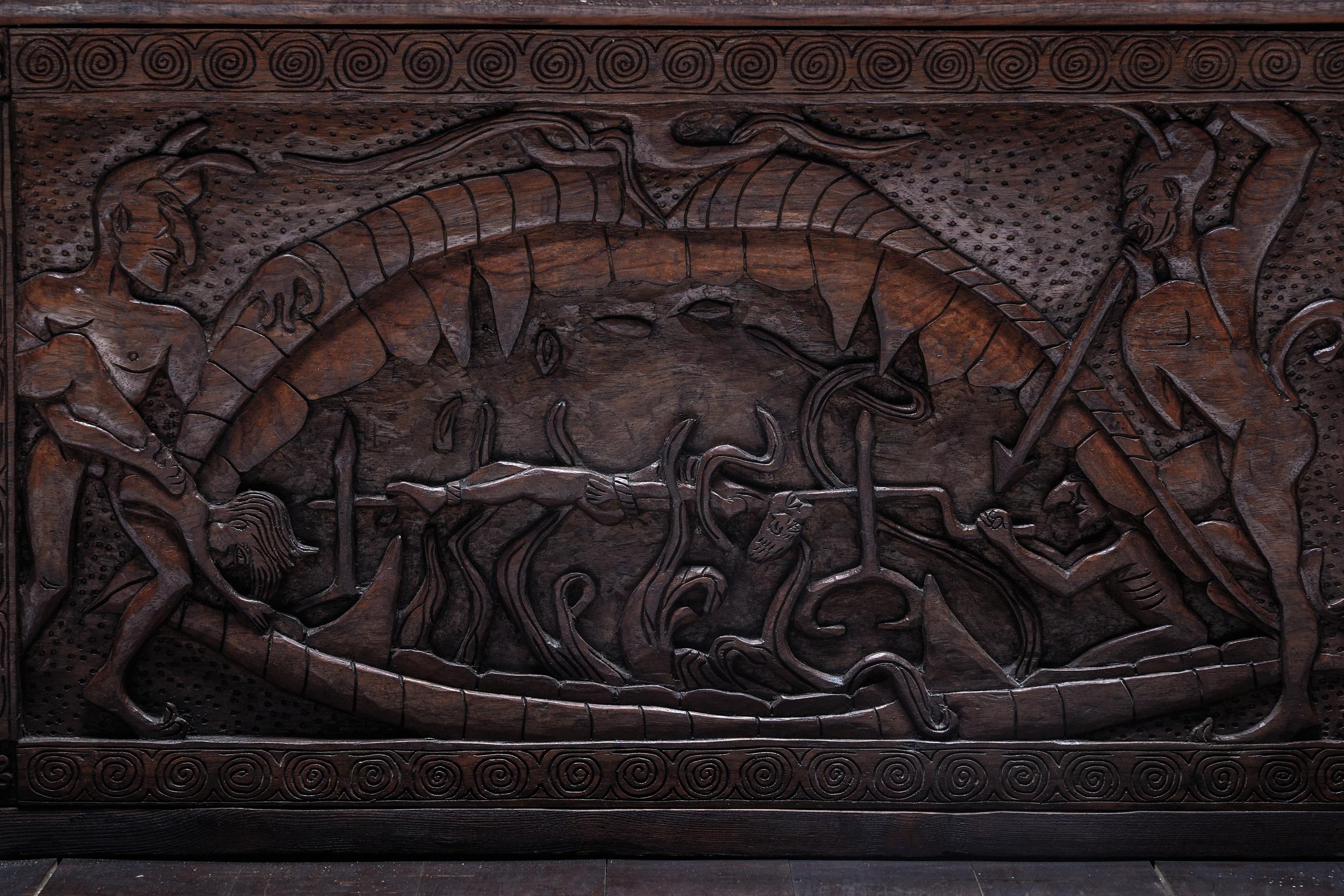 Geschnitzte Thronsessel mit Reliefdesign aus Holz, 20. Jahrhundert im Angebot 6