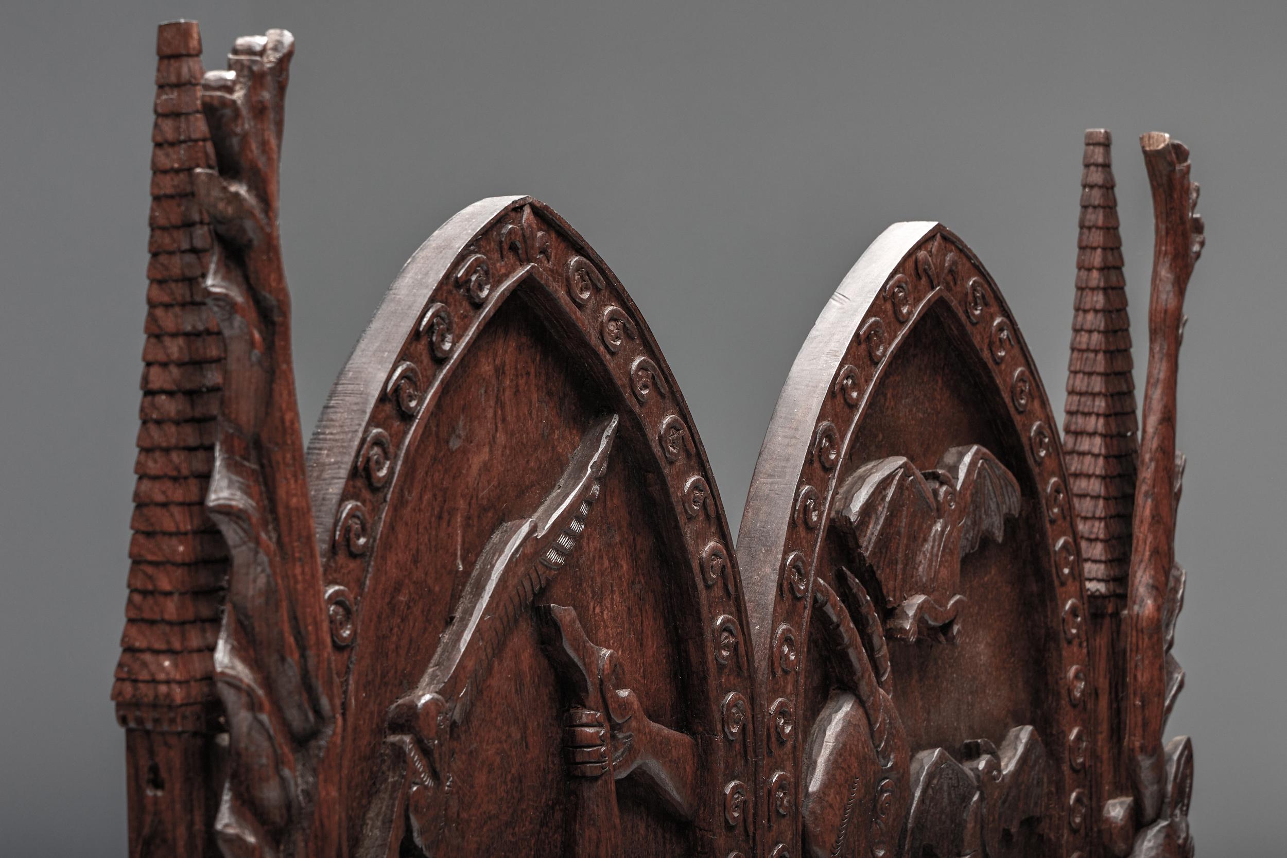 Geschnitzte Thronsessel mit Reliefdesign aus Holz, 20. Jahrhundert im Angebot 7
