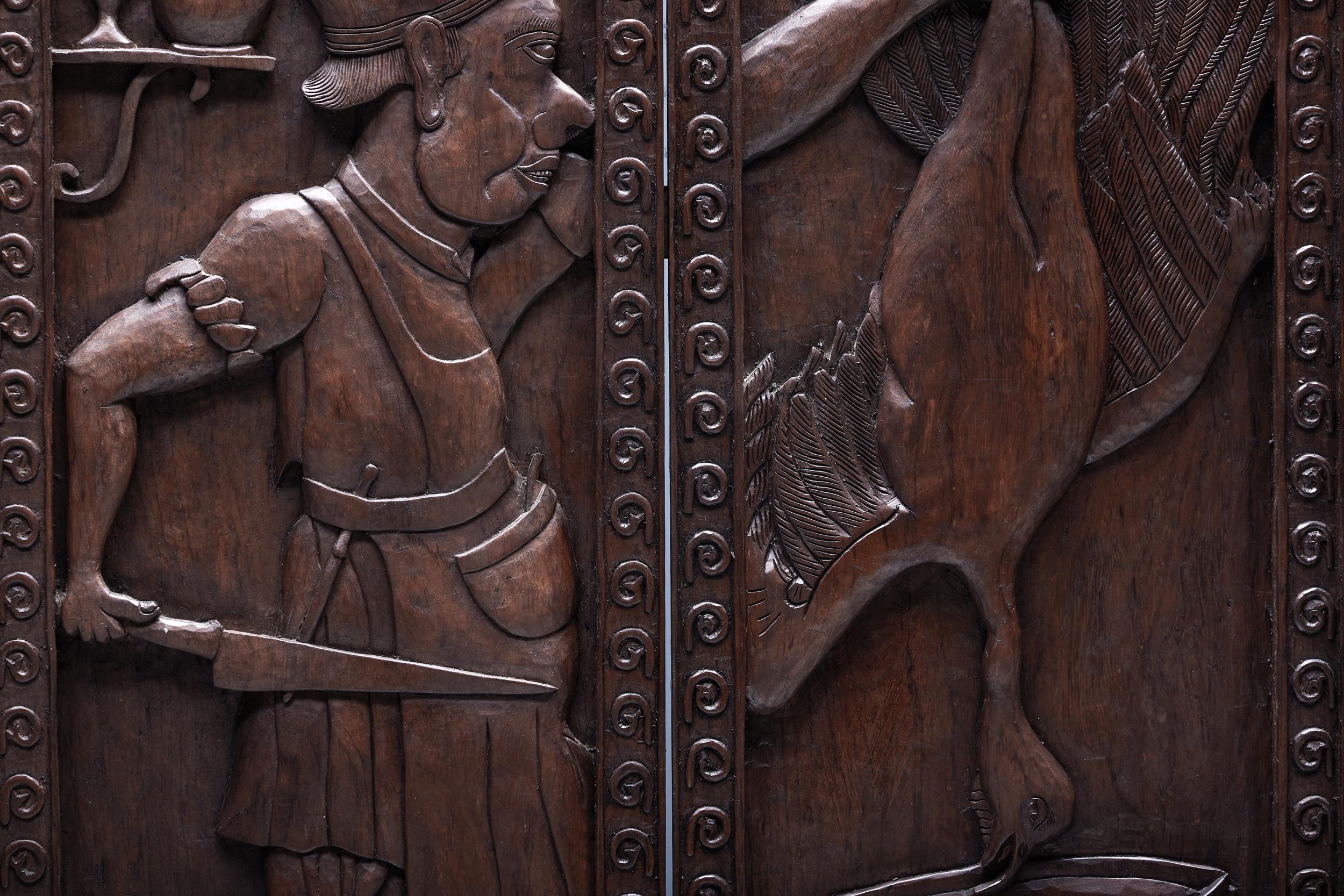 Geschnitzte Thronsessel mit Reliefdesign aus Holz, 20. Jahrhundert im Angebot 14