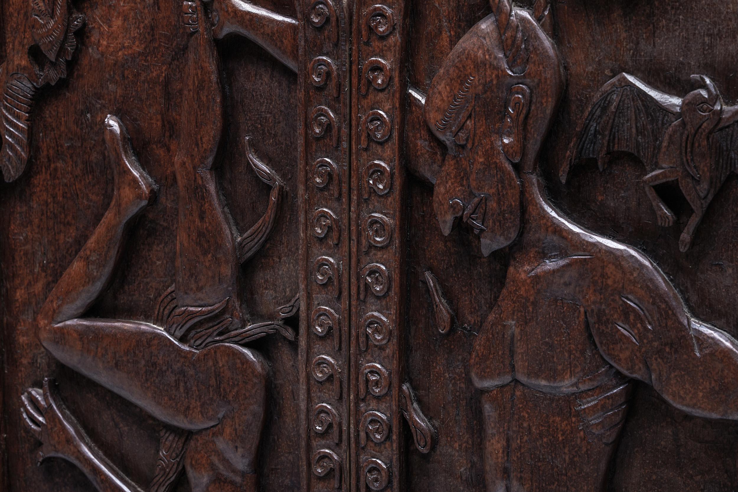 Geschnitzte Thronsessel mit Reliefdesign aus Holz, 20. Jahrhundert im Angebot 4