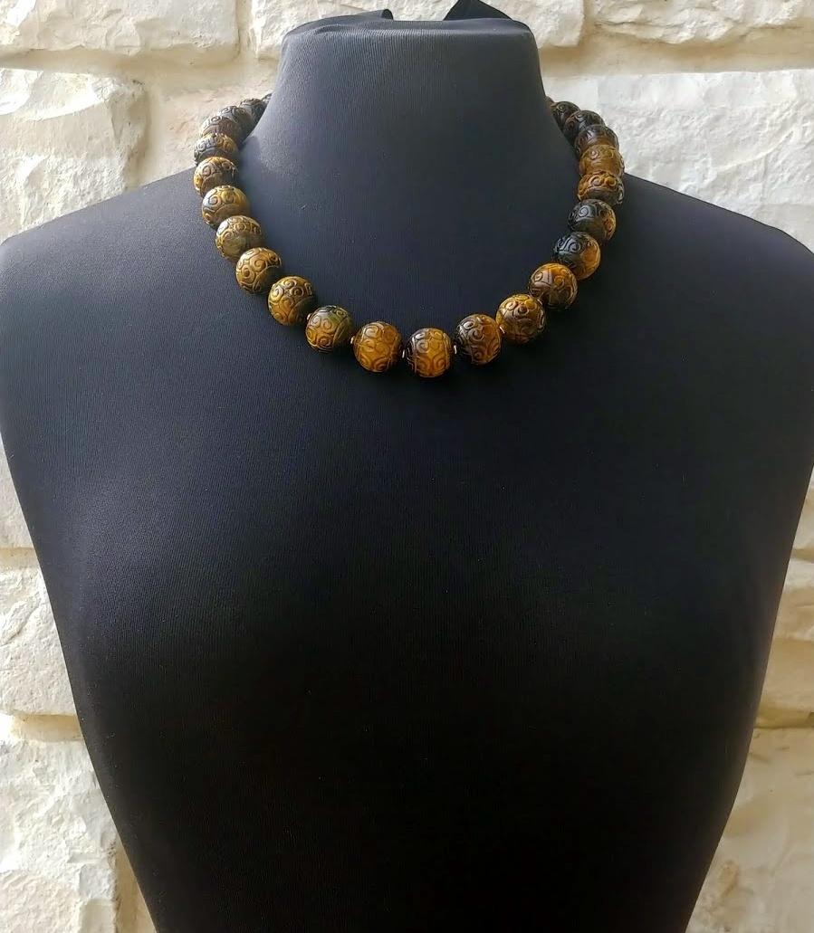 Carved Tiger's Eye Necklace In Excellent Condition For Sale In Chesterland, OH