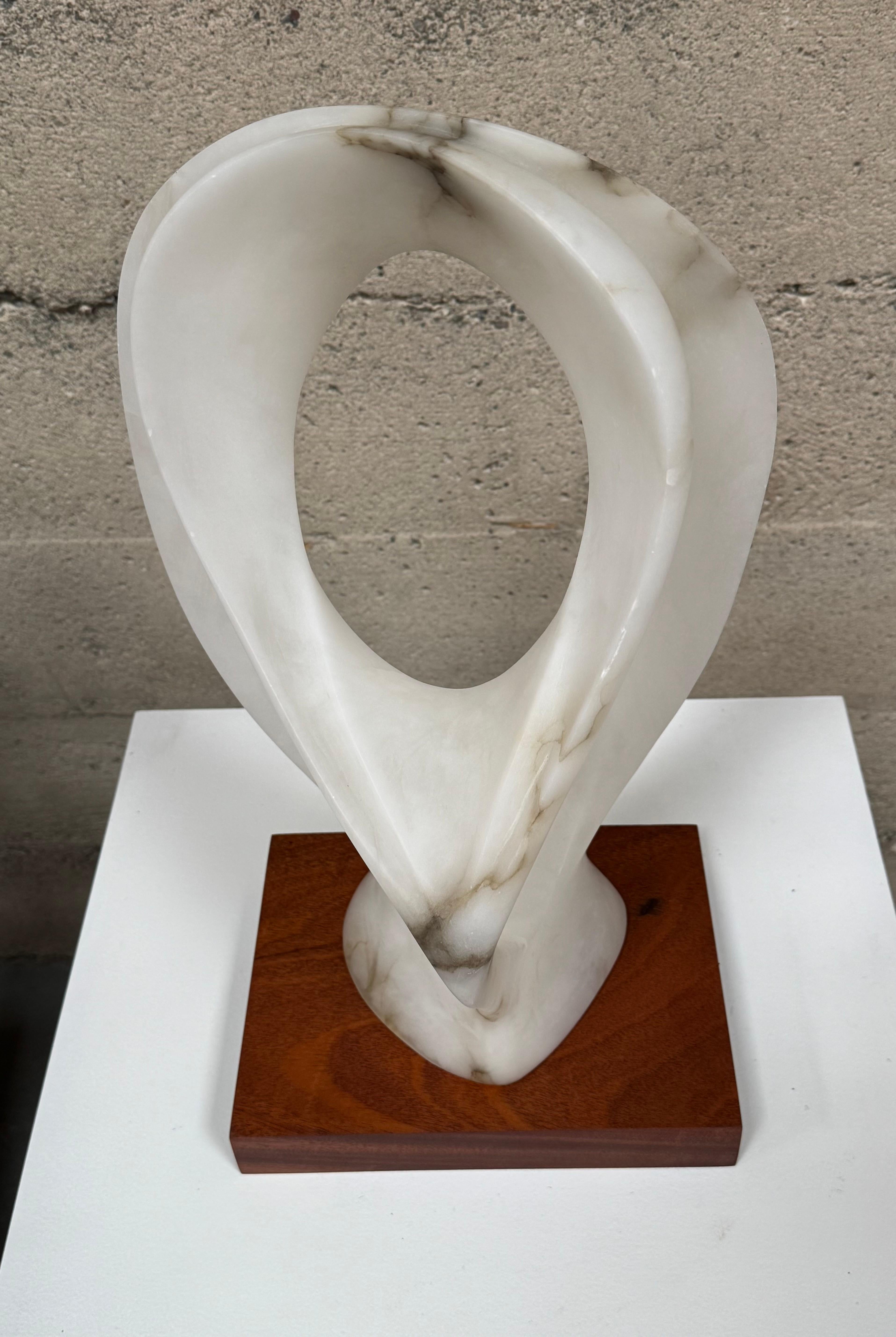 Sculpture abstraite en marbre de Carrare translucide sculpté Circa 1960s en vente 2