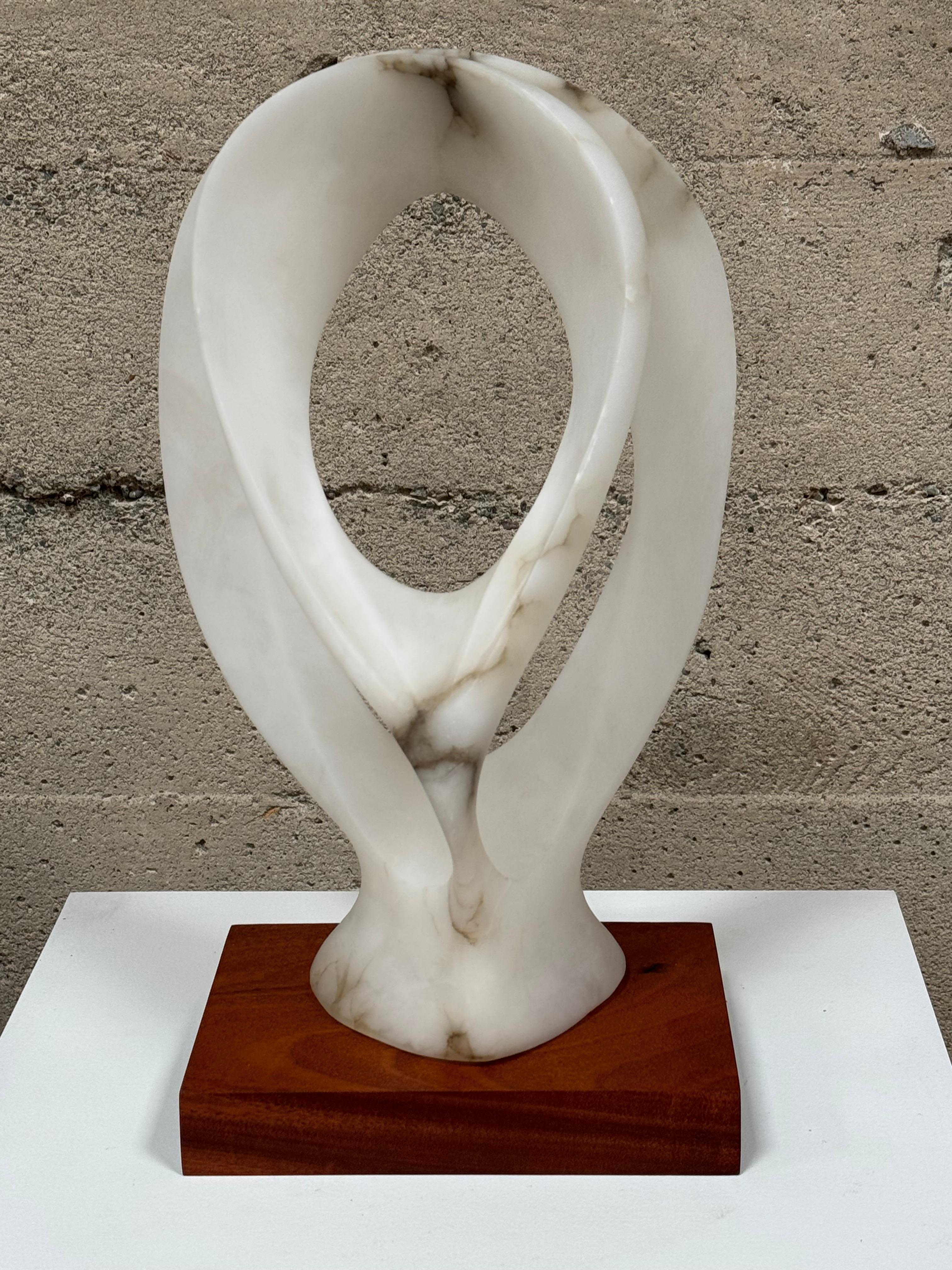 Américain Sculpture abstraite en marbre de Carrare translucide sculpté Circa 1960s en vente
