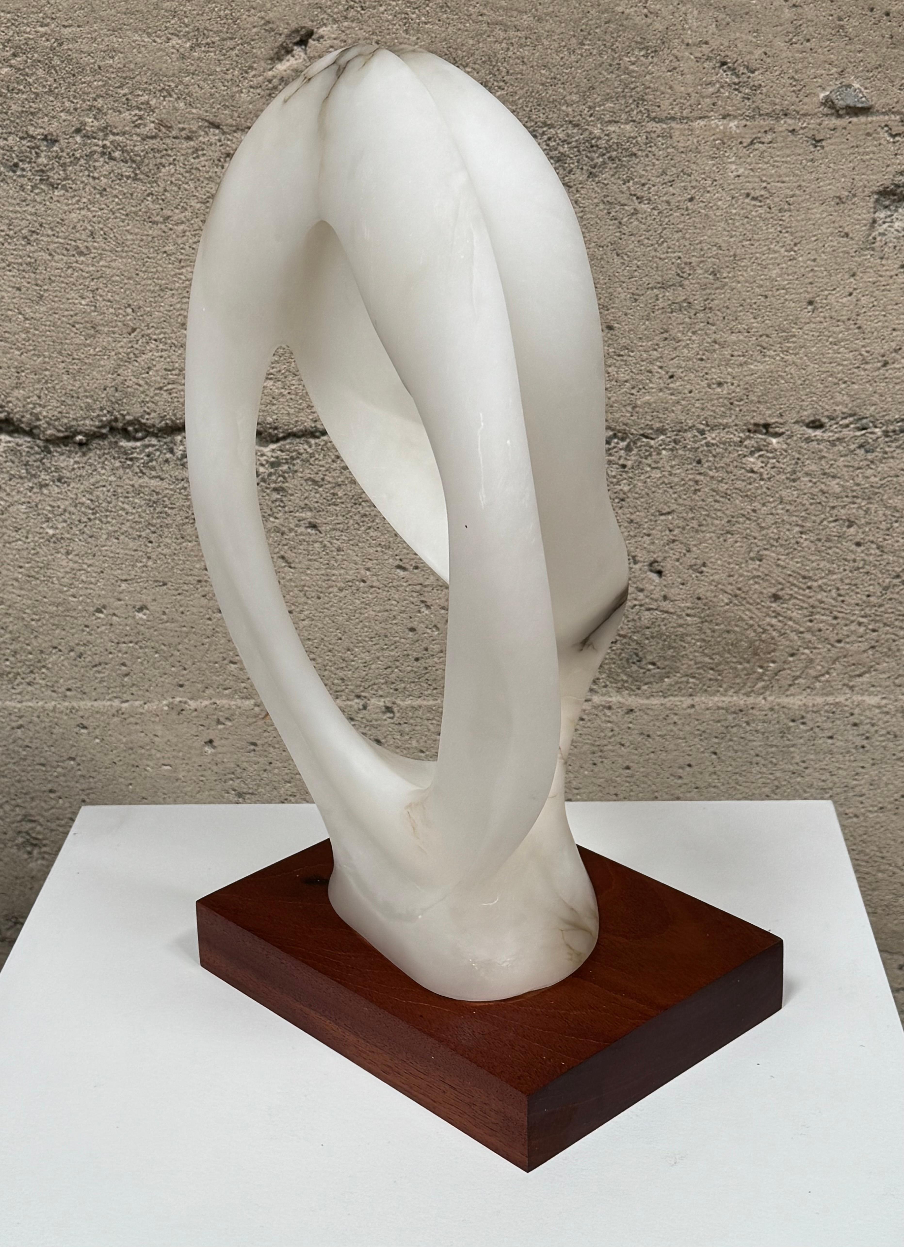Sculpture abstraite en marbre de Carrare translucide sculpté Circa 1960s Bon état - En vente à Oakland, CA
