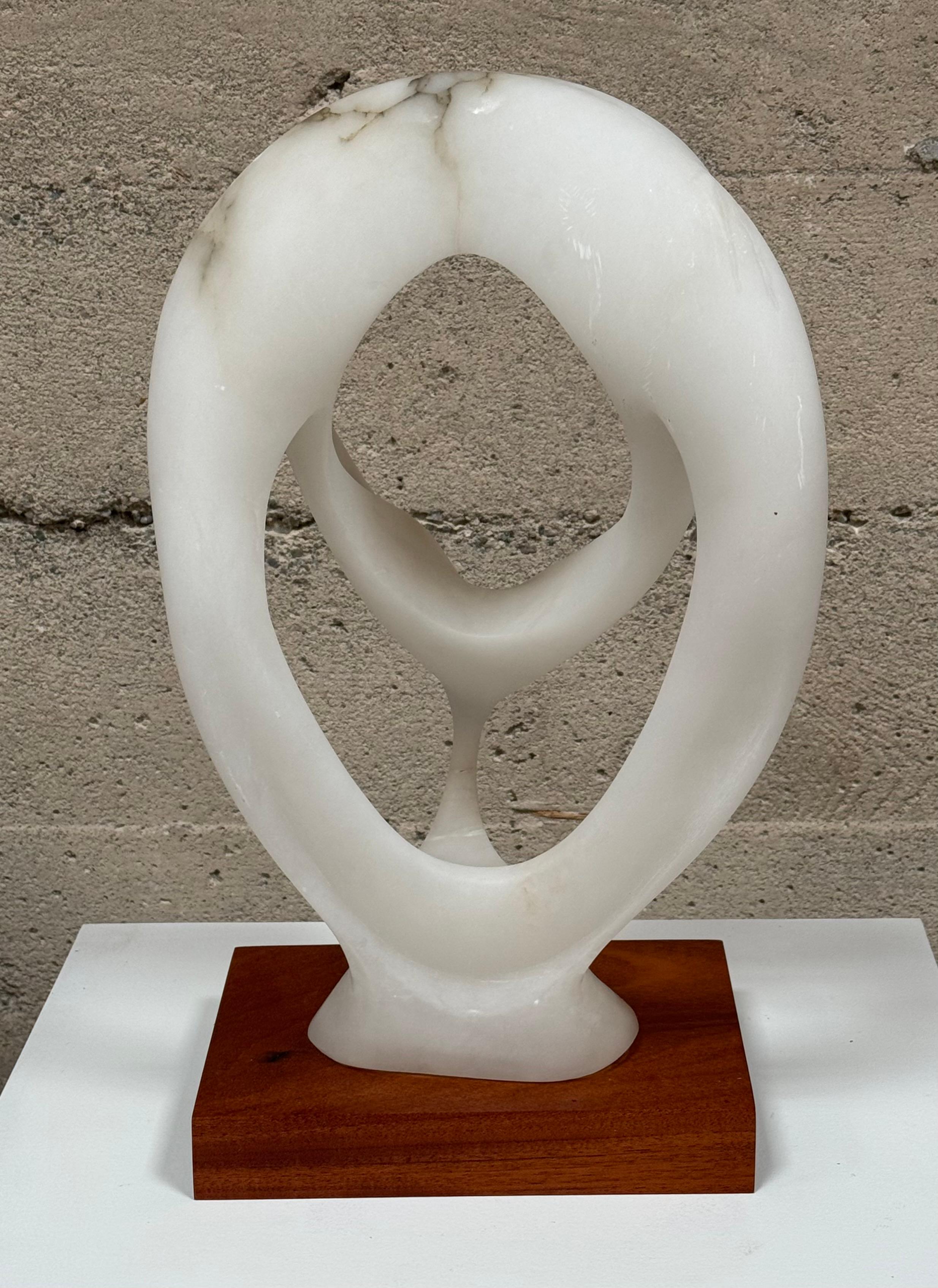 Fin du 20e siècle Sculpture abstraite en marbre de Carrare translucide sculpté Circa 1960s en vente