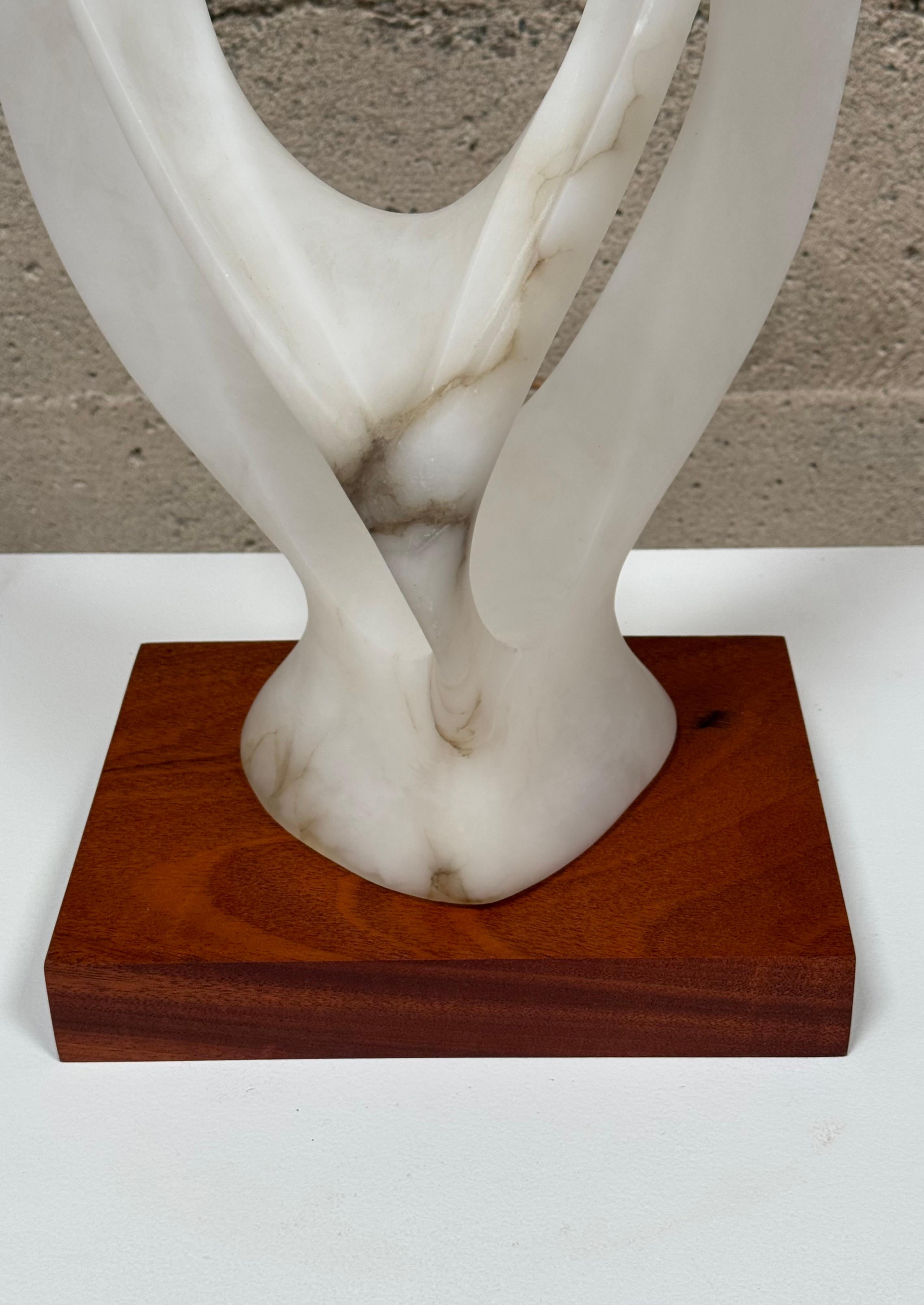 Marbre de Carrare Sculpture abstraite en marbre de Carrare translucide sculpté Circa 1960s en vente