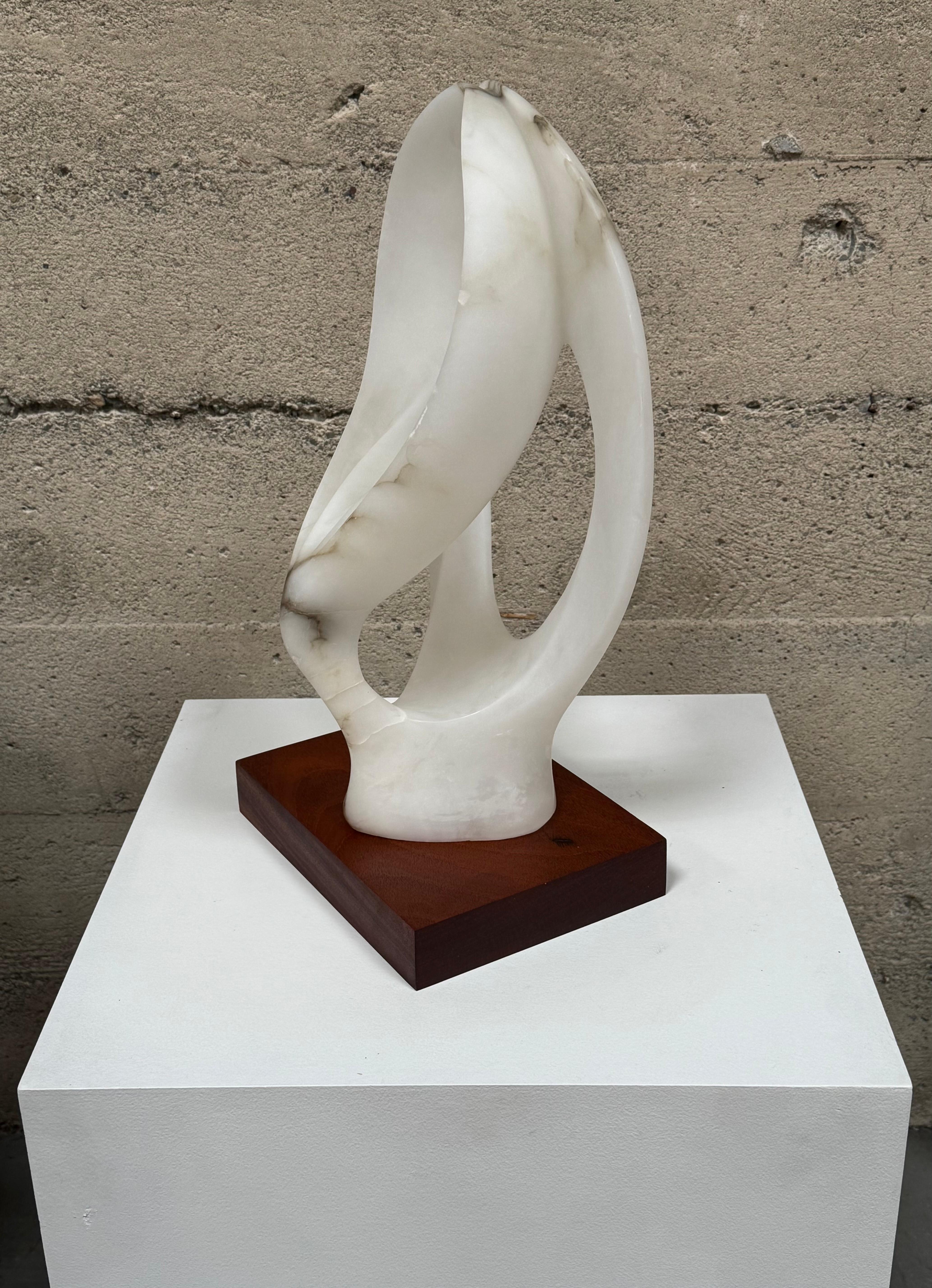 Sculpture abstraite en marbre de Carrare translucide sculpté Circa 1960s en vente 1