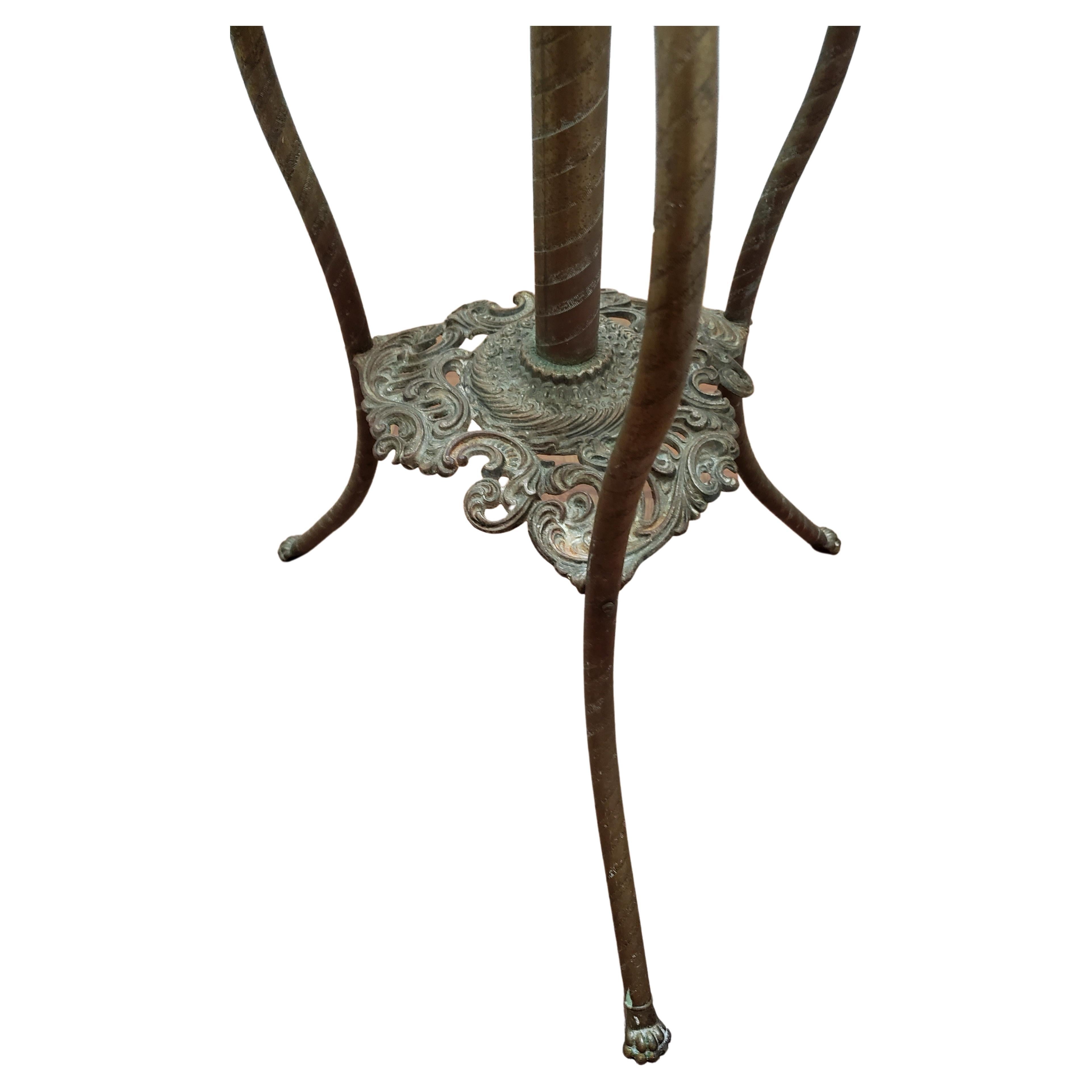 Édouardien Jardinière à trépieds en laiton sculpté en vente