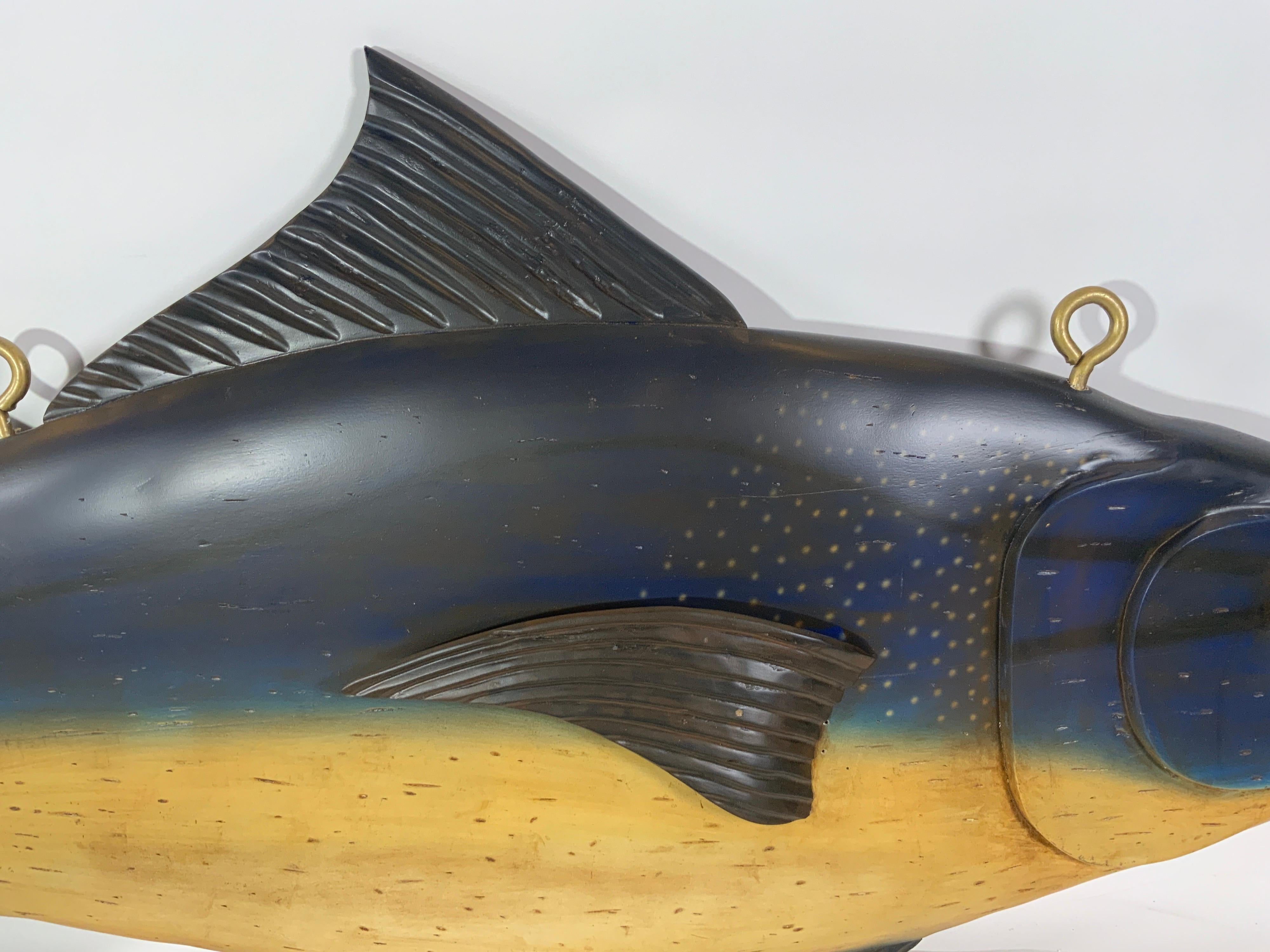Geschnitzter Nussbaumfisch mit bemalter Oberfläche im Zustand „Hervorragend“ im Angebot in Norwell, MA