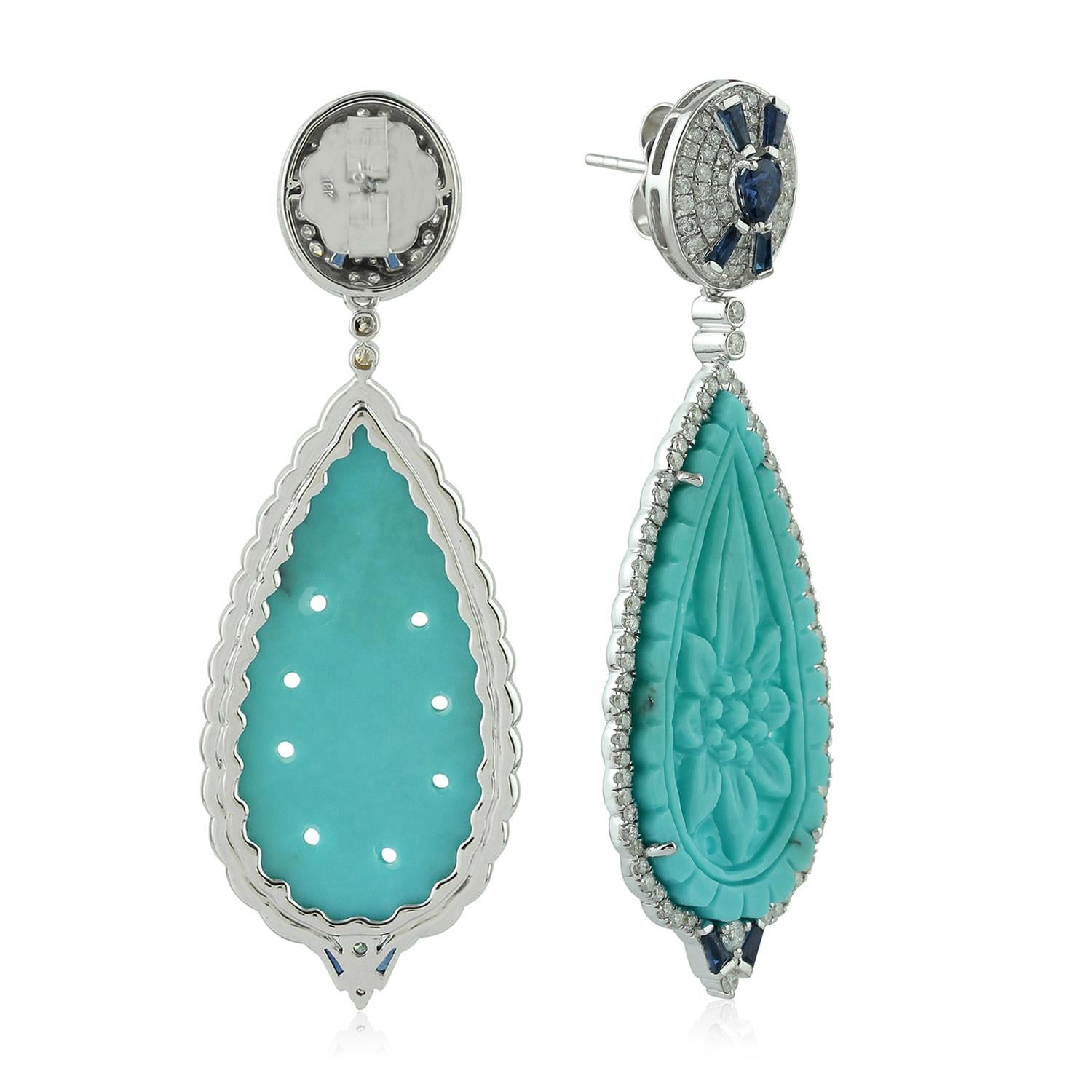 Artisan Pendants d'oreilles en or blanc 18 carats avec turquoise sculptée, saphir bleu et diamants en vente
