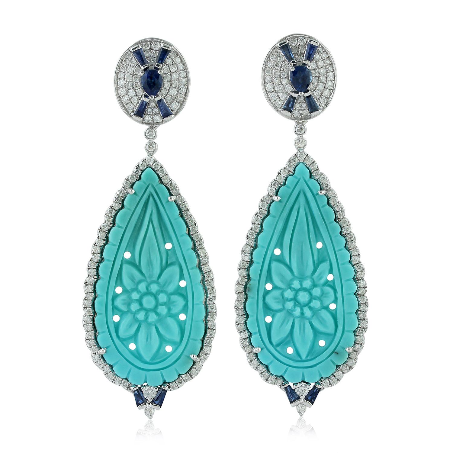 Taille mixte Pendants d'oreilles en or blanc 18 carats avec turquoise sculptée, saphir bleu et diamants en vente