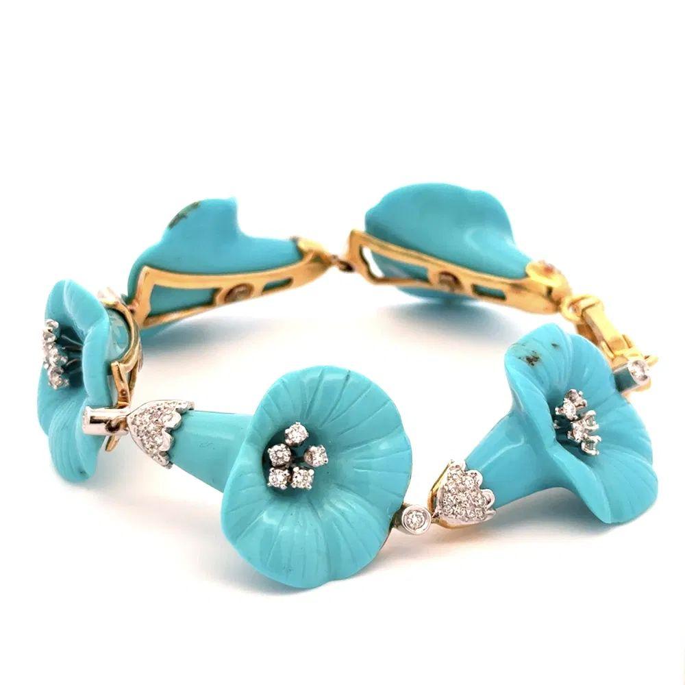 Tout simplement magnifique ! Bracelet vintage en or à 5 rangs avec fleur en turquoise sculptée et diamant RBC. Les fleurs de turquoise sont magnifiquement sculptées à la main. Intercalés et accentués par des diamants ronds de taille brillant, pesant