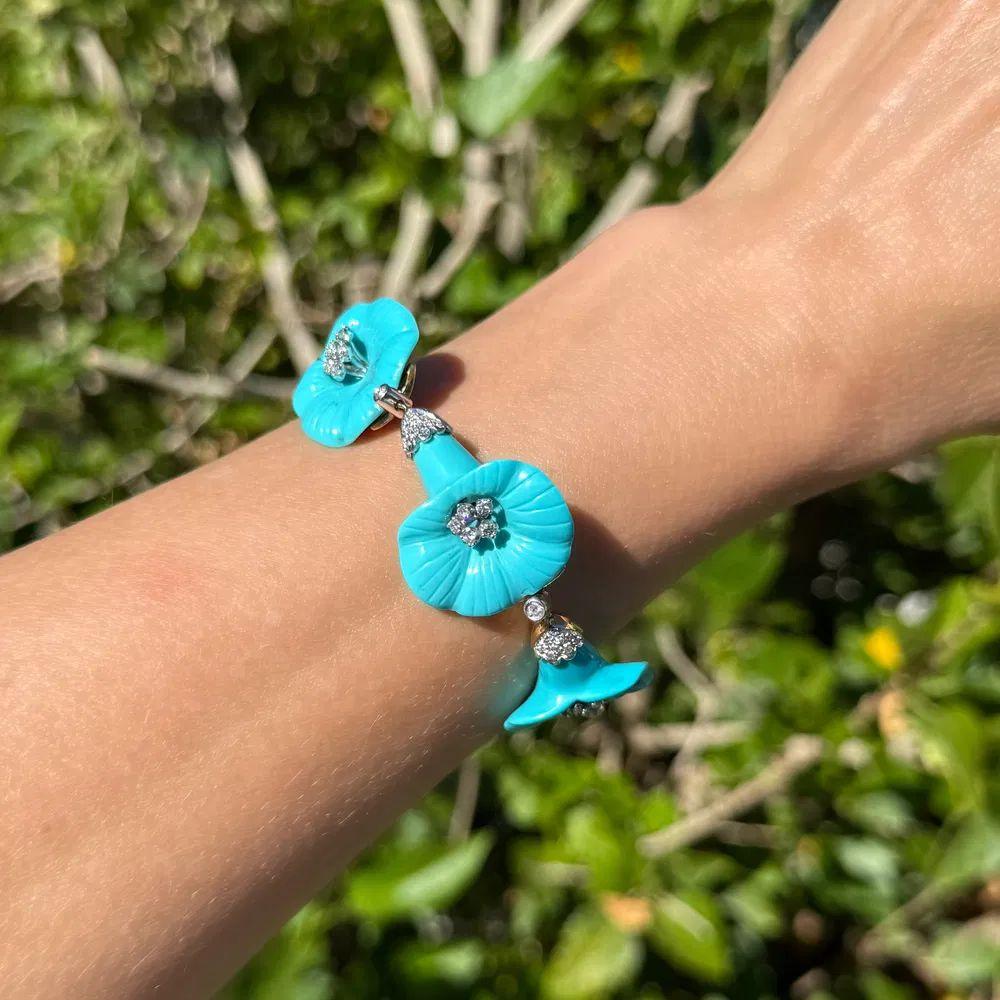 Moderniste Bracelet vintage avec fleurs en turquoise sculptées et diamants, 5 stations en or en vente