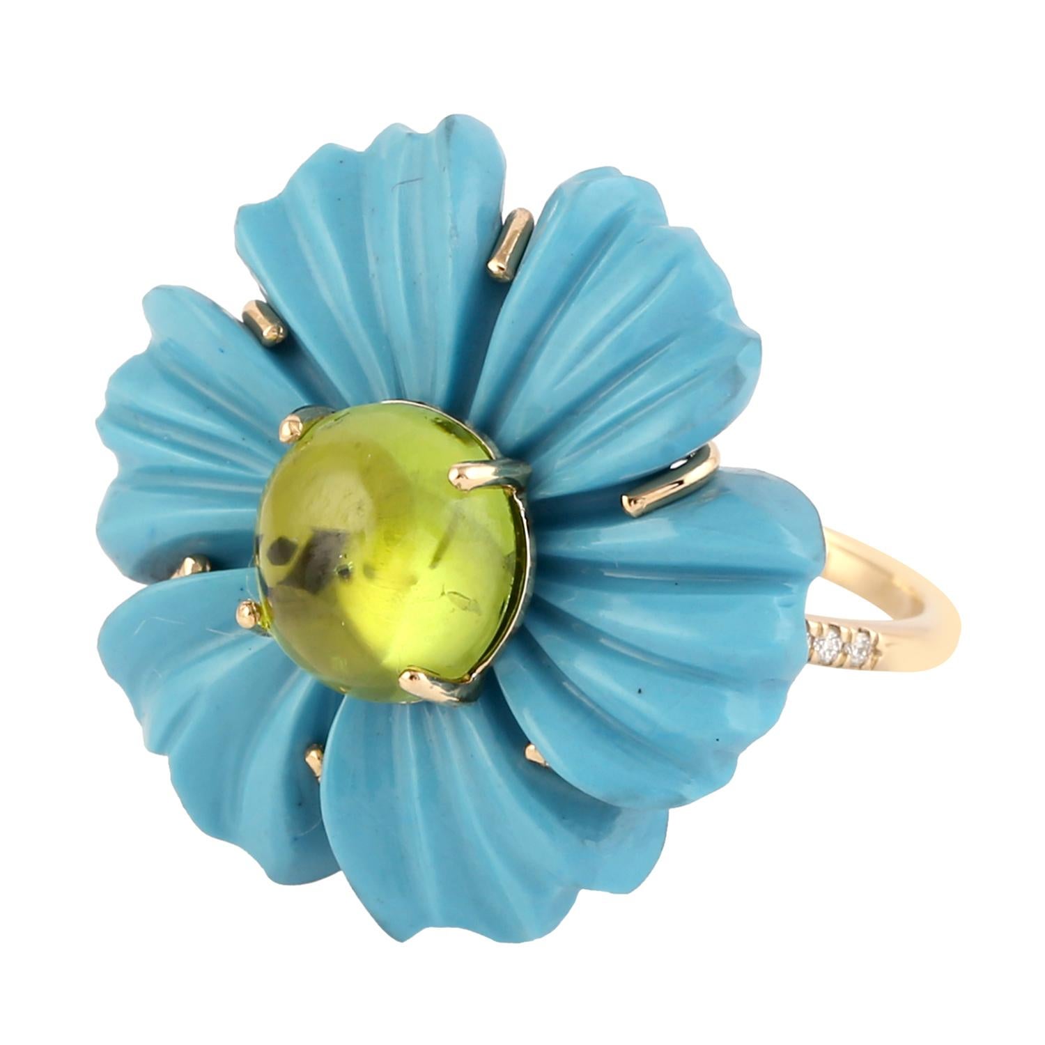 Carved Turquoise Flower Ring With Peridot Made In 18k Yellow Gold In New Condition For Sale In New York, NY
