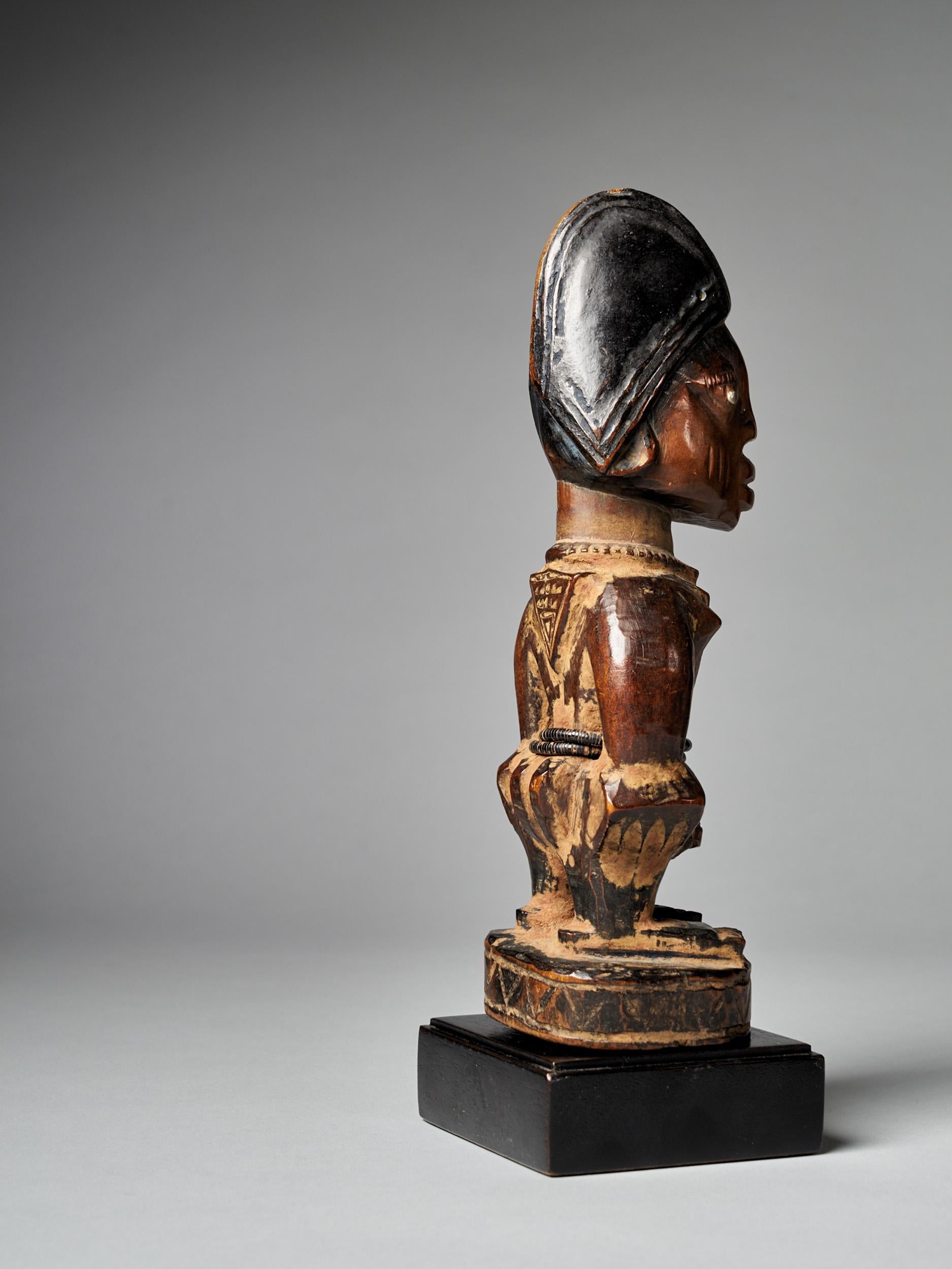 Nigerian Carved Twin figure Ibeji Yoruba People, Nigeria For Sale