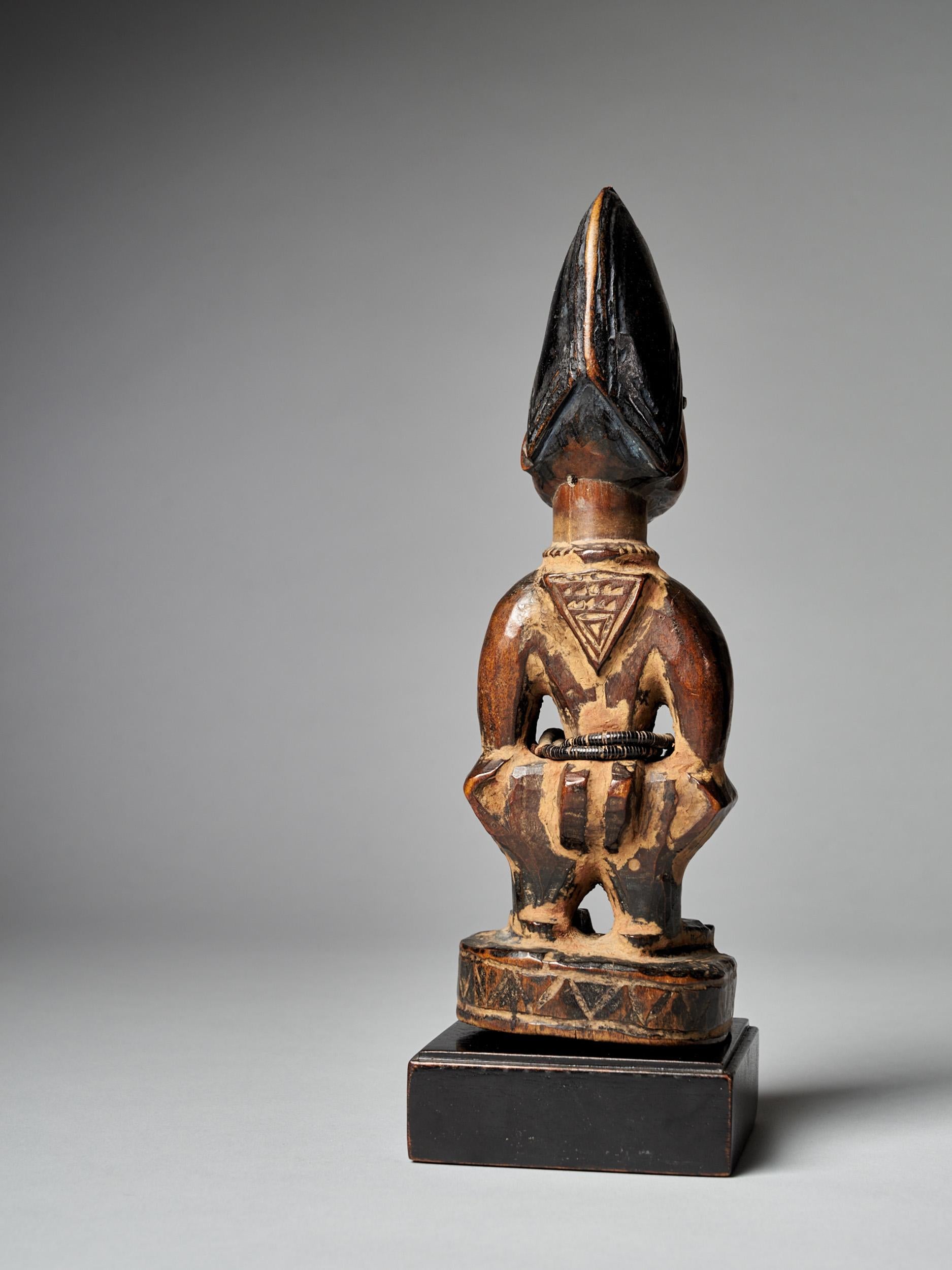 Carved Twin figure Ibeji Yoruba People, Nigeria In Good Condition For Sale In Leuven , BE