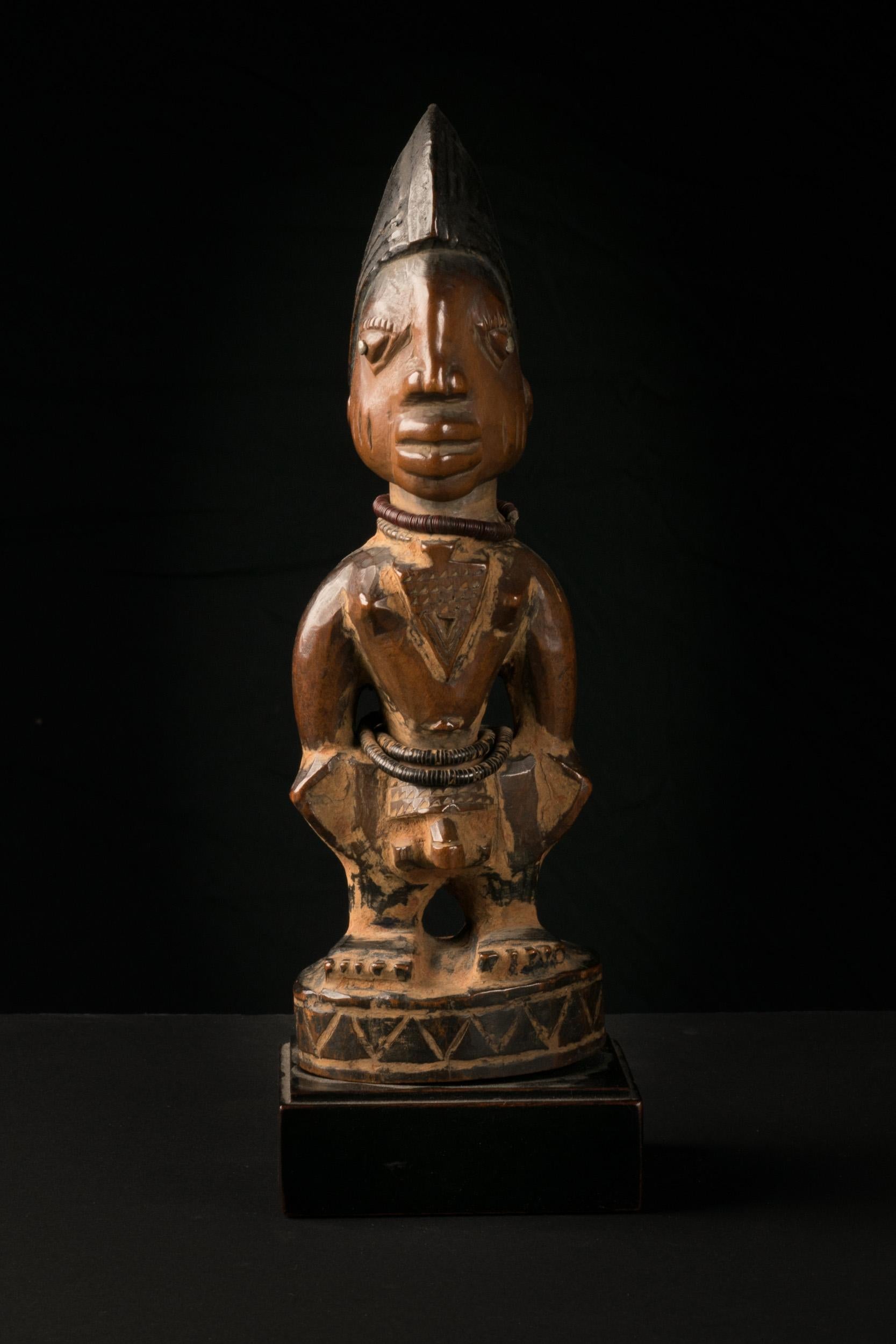 Geschnitzte Zwillingsfigur Ibeji Yoruba People, Nigeria (Holz) im Angebot