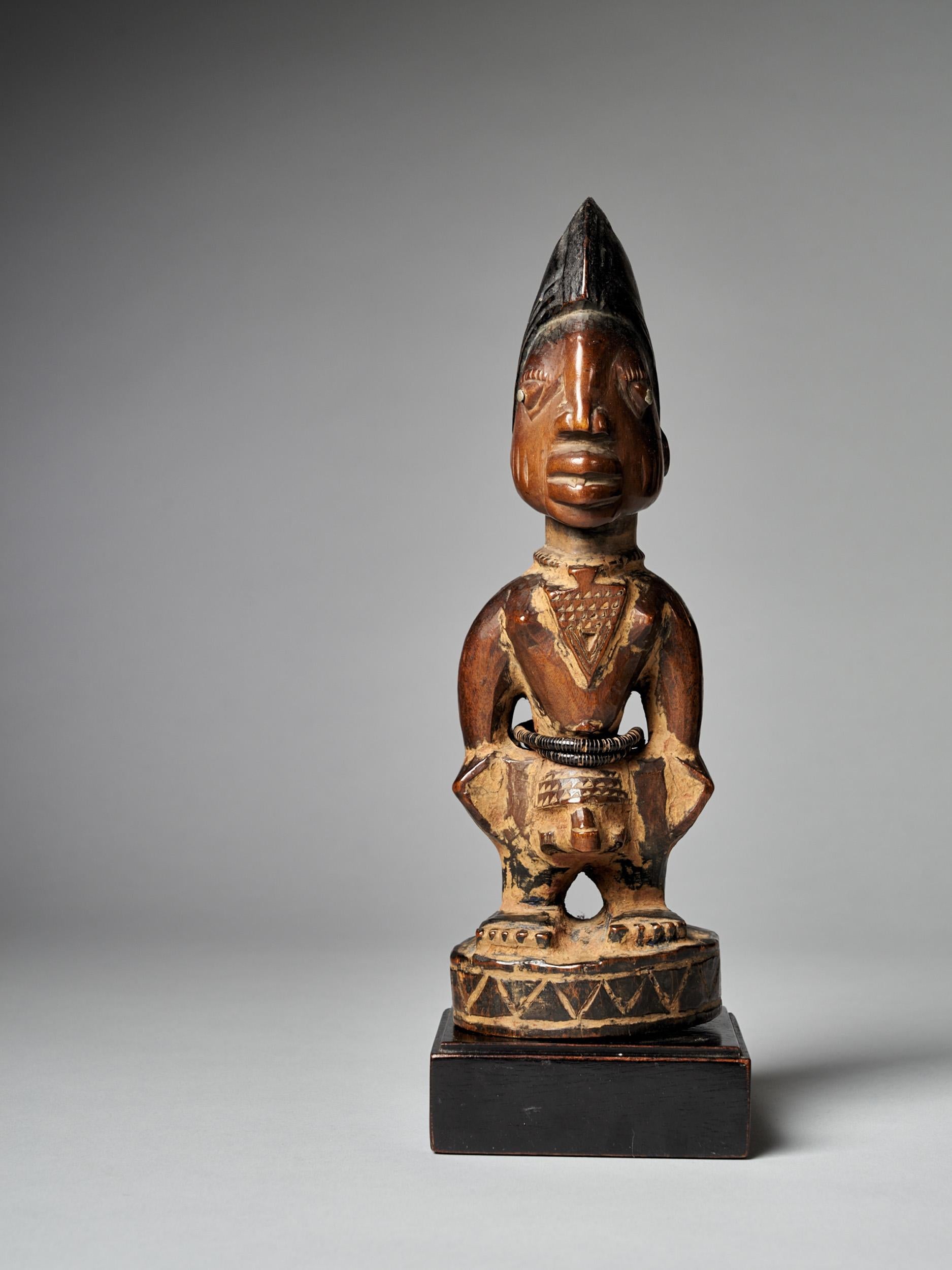 Geschnitzte Zwillingsfigur Ibeji Yoruba People, Nigeria im Angebot 1