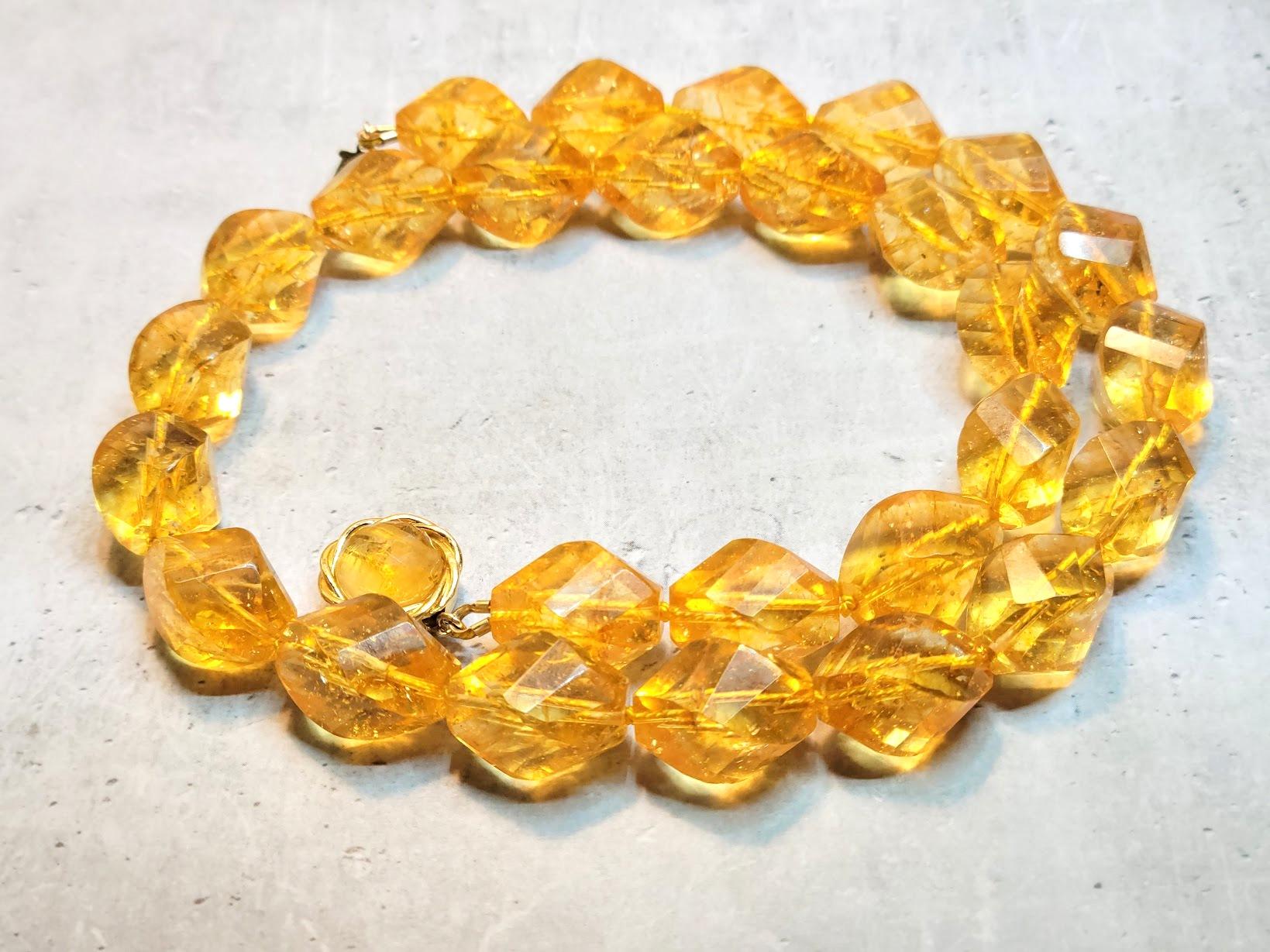 Marquis de Pompadour said: “Champagne is the only drink that leaves a woman still beautiful after drinking it.”
These citrine beads seem to be filled with champagne.
And you will radiate with even more beauty wearing this citrine necklace.
It would