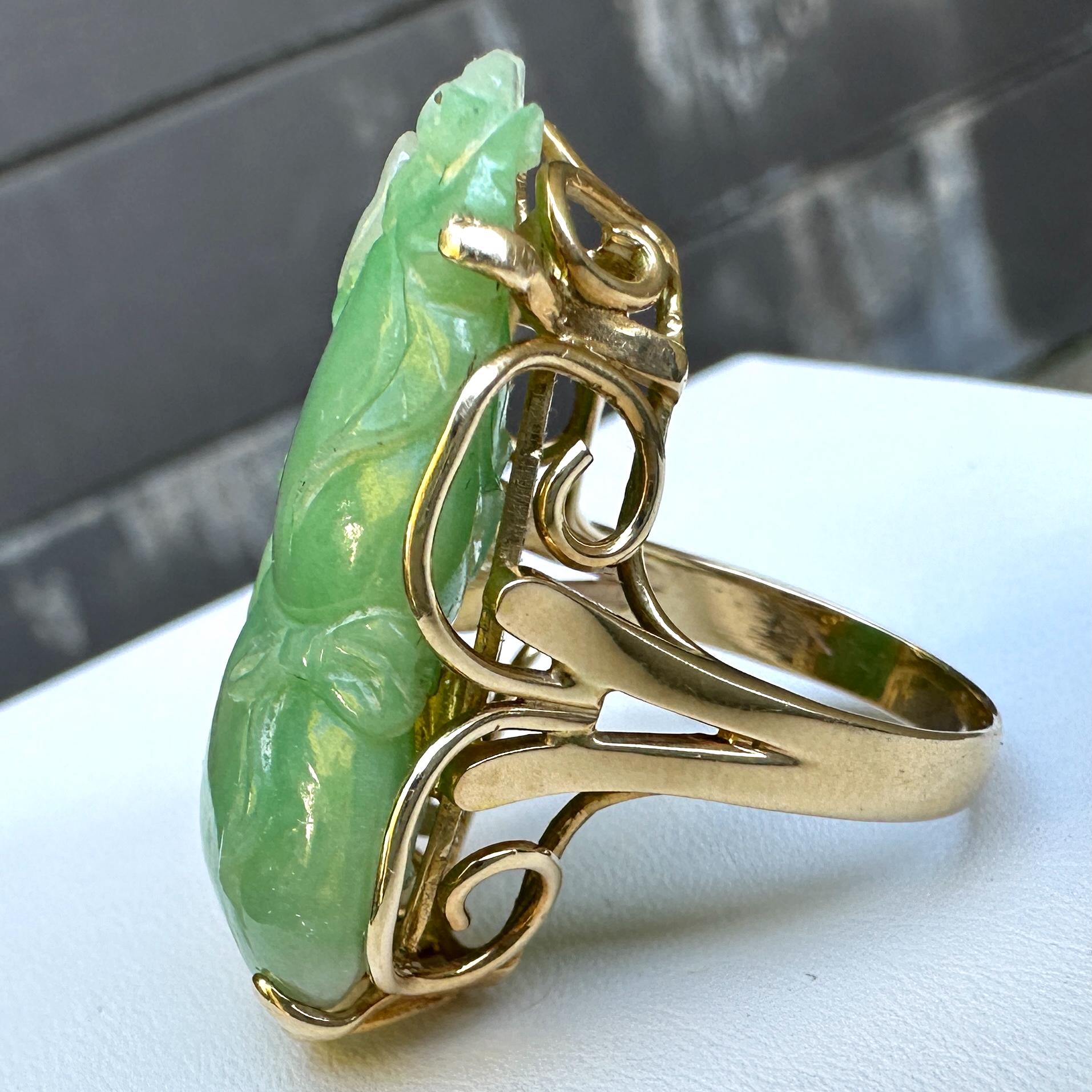 Carved Type A Green Jadeite Jade Lucky Calabash Gourd Cocktail Ring in 14K Gold In Excellent Condition For Sale In Sherman Oaks, CA