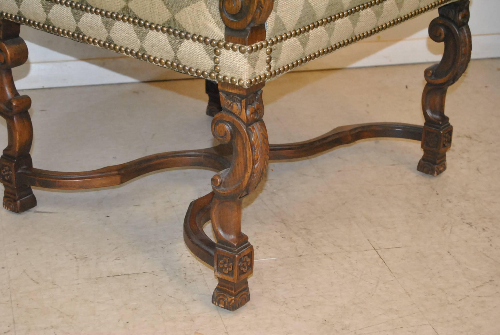 Un impressionnant fauteuil rembourré par Sherrill Furniture #1110. Cette magnifique chaise est dotée d'un cadre finement sculpté avec une base en forme de civière et d'un magnifique tissu à motif arlequin. Très bon à excellent état. Dimensions : 24