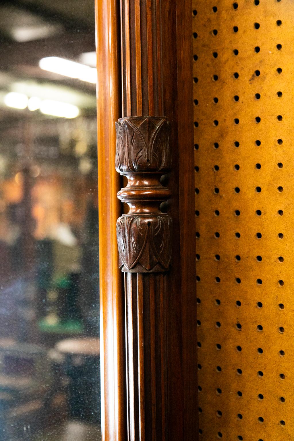 Miroir d'angle anglais en noyer sculpté de l'époque victorienne Bon état à Wilson, NC