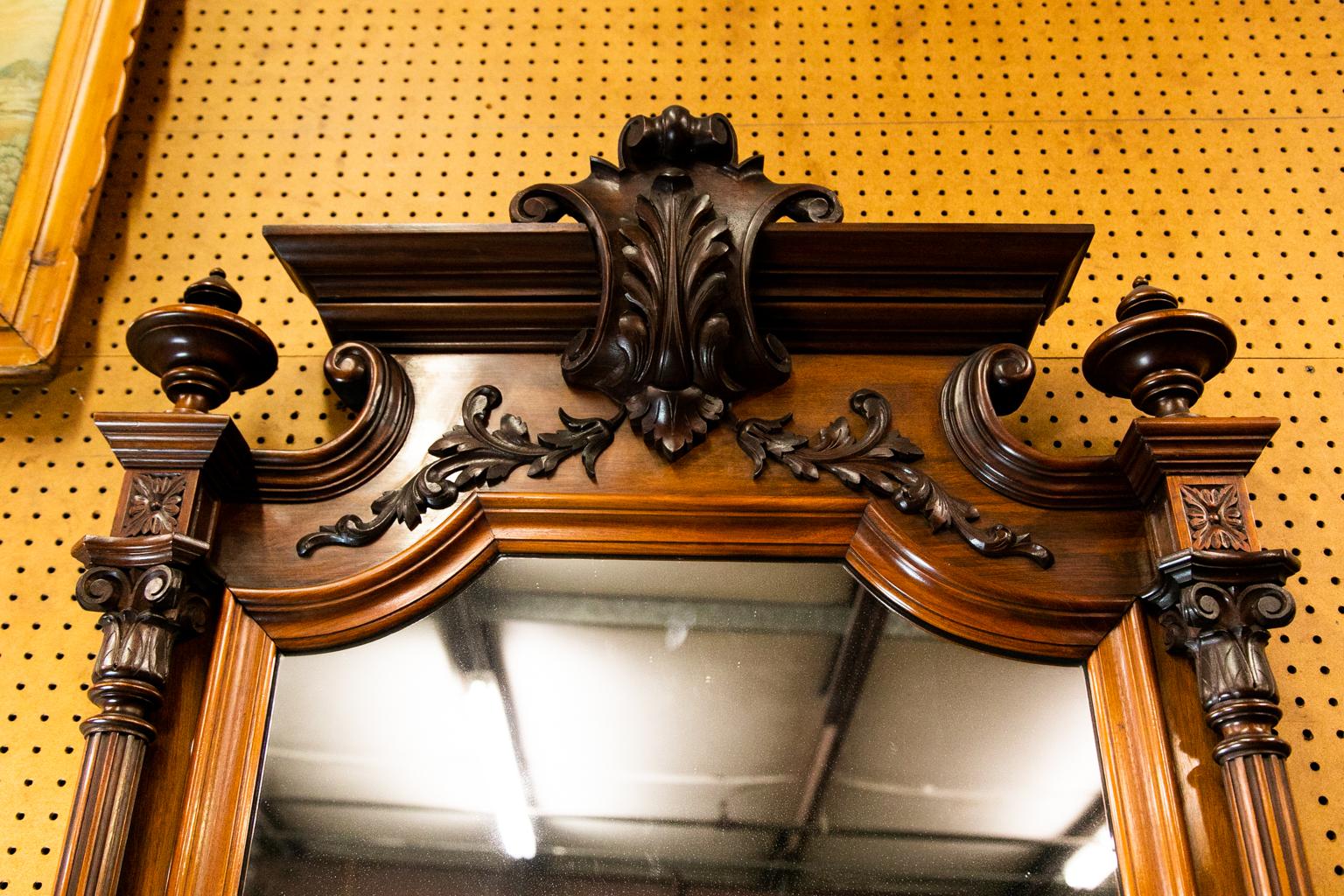 XIXe siècle Miroir d'angle anglais en noyer sculpté de l'époque victorienne