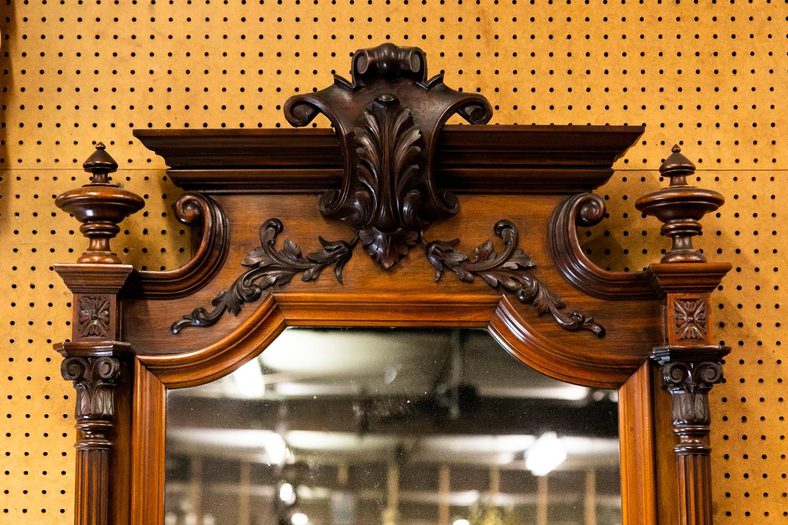 Miroir d'angle anglais en noyer sculpté de l'époque victorienne 1