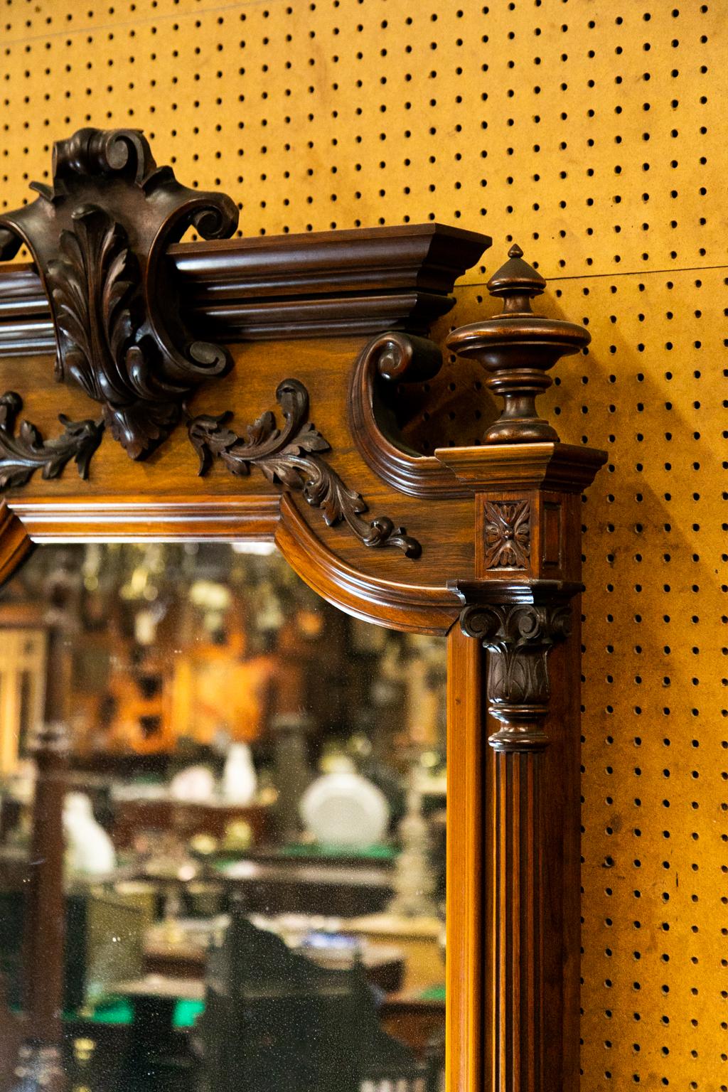 Miroir d'angle anglais en noyer sculpté de l'époque victorienne 2