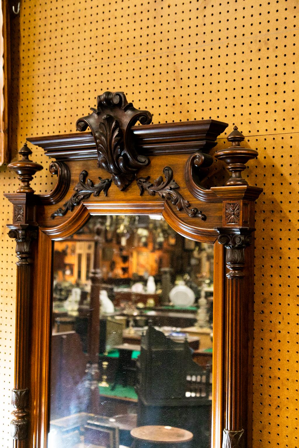 Miroir d'angle anglais en noyer sculpté de l'époque victorienne 3