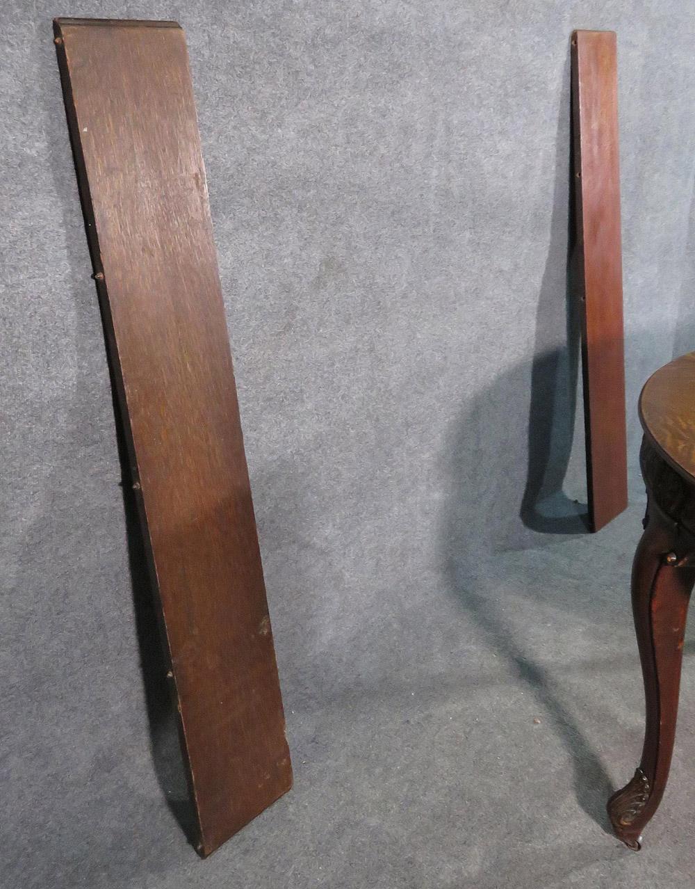 Carved Victorian Round Quarter Sawn Tiger Oak Dining Table, C1890 In Good Condition In Swedesboro, NJ