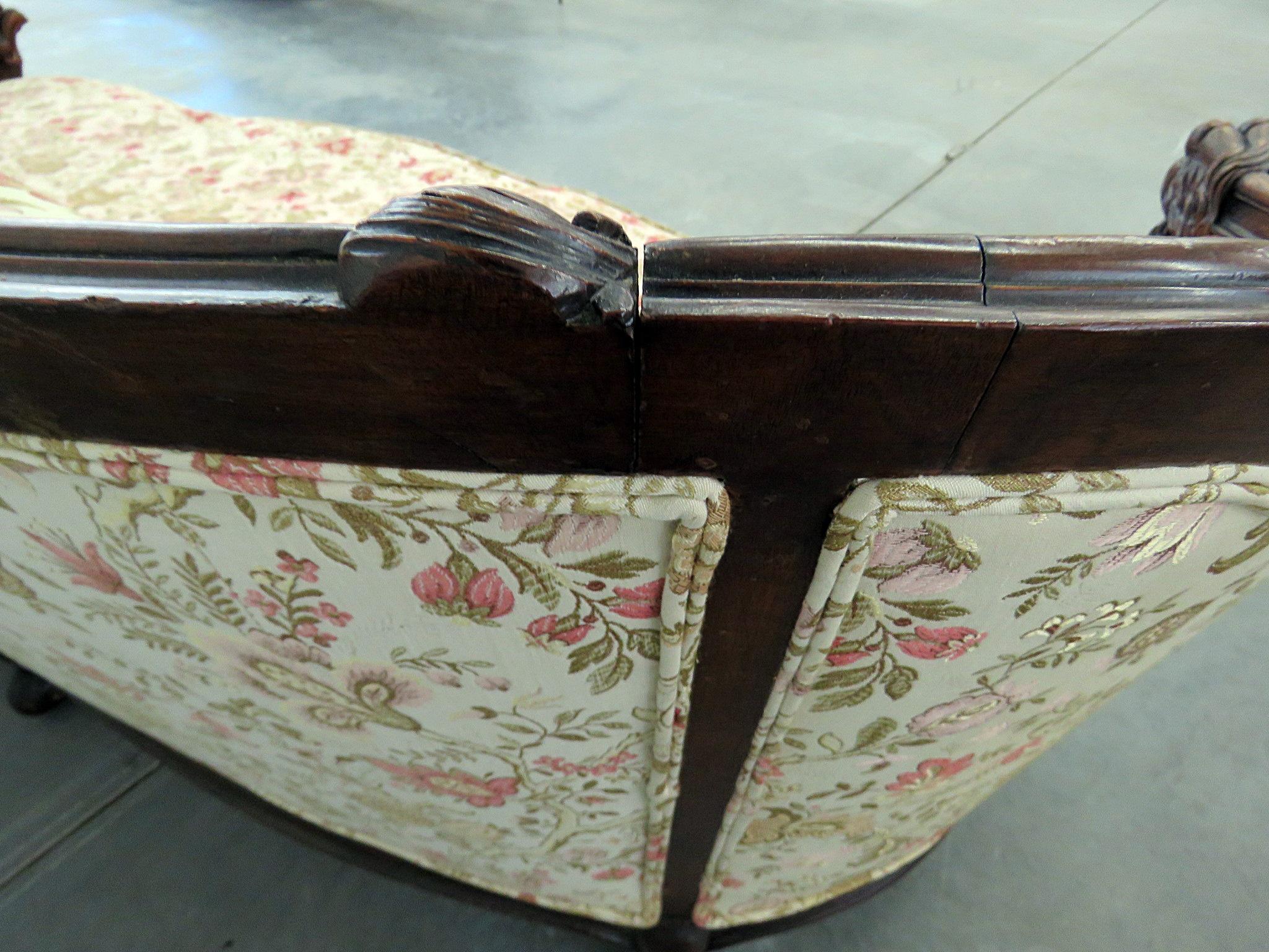 Ornate Carved Walnut Victorian Sofa Couch With Lion Figures C1920s In Good Condition In Swedesboro, NJ