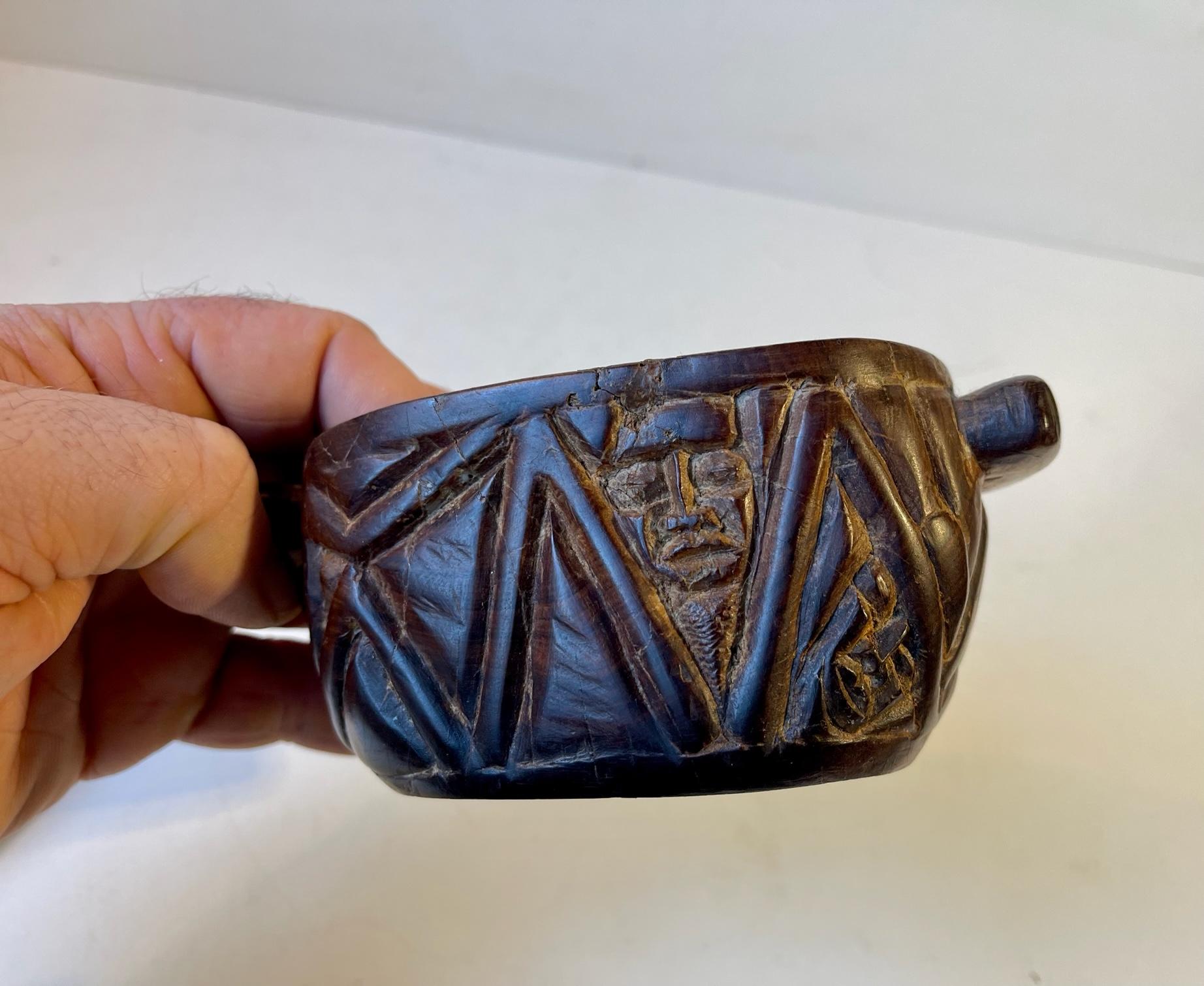 Carved Vintage Canister with Cannibals, Brain Eaters In Good Condition For Sale In Esbjerg, DK