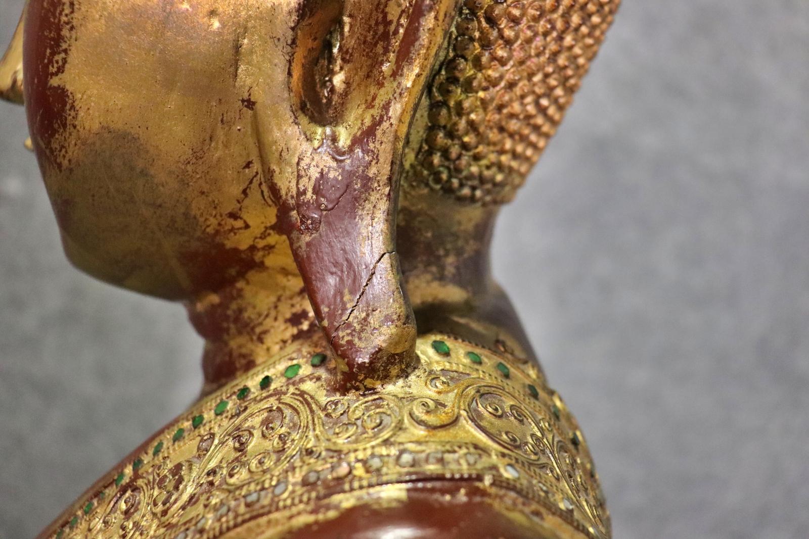 Geschnitzte Mandalay-Statue aus polychromiertem und vergoldetem Holz, Tibetisch oder Thailand, Vintage im Angebot 3