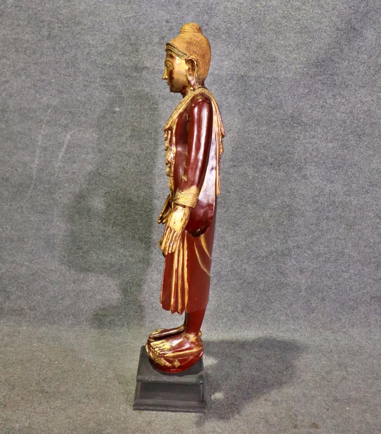 Geschnitzte Mandalay-Statue aus polychromiertem und vergoldetem Holz, Tibetisch oder Thailand, Vintage im Angebot 4