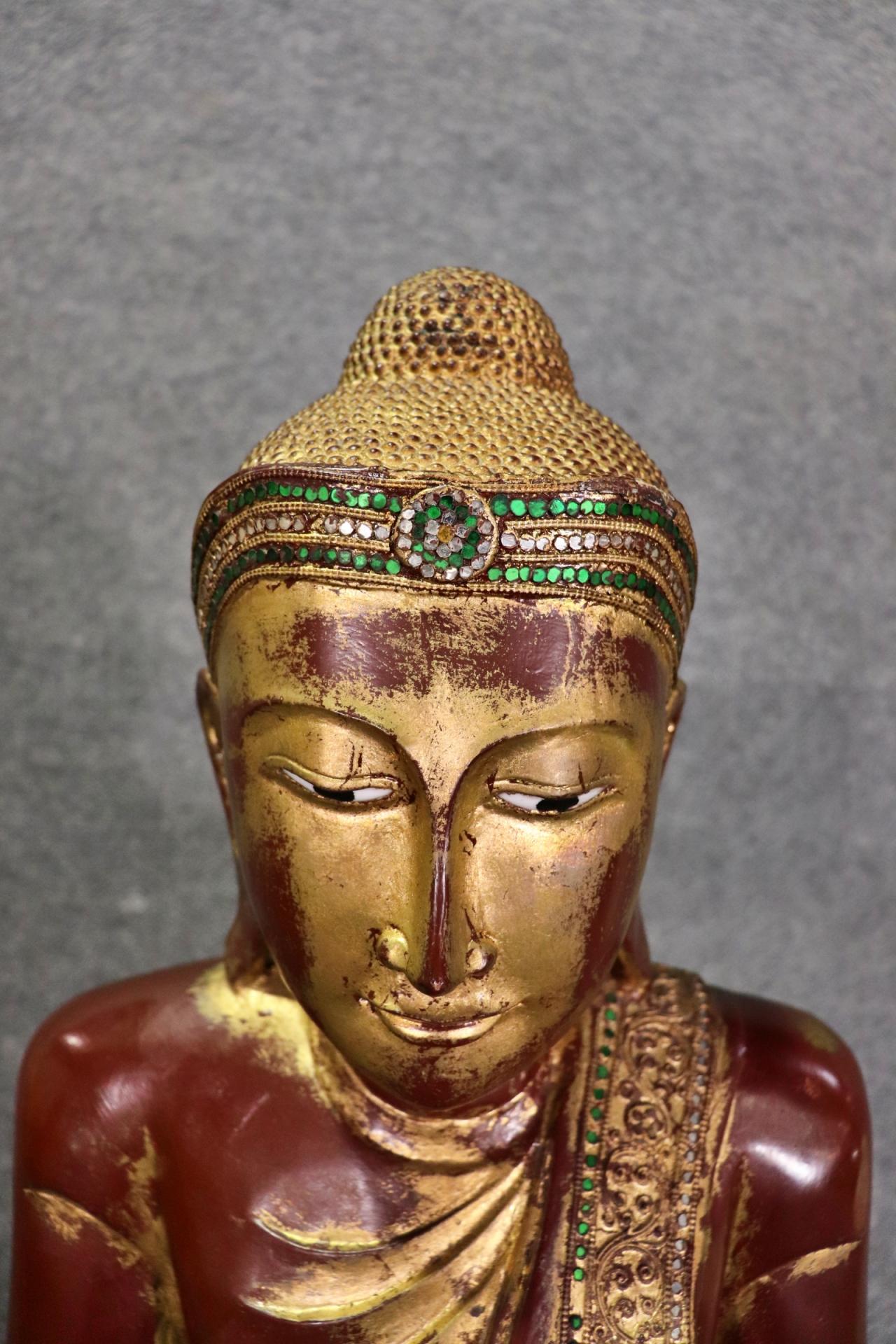Geschnitzte Mandalay-Statue aus polychromiertem und vergoldetem Holz, Tibetisch oder Thailand, Vintage (Chinesischer Export) im Angebot