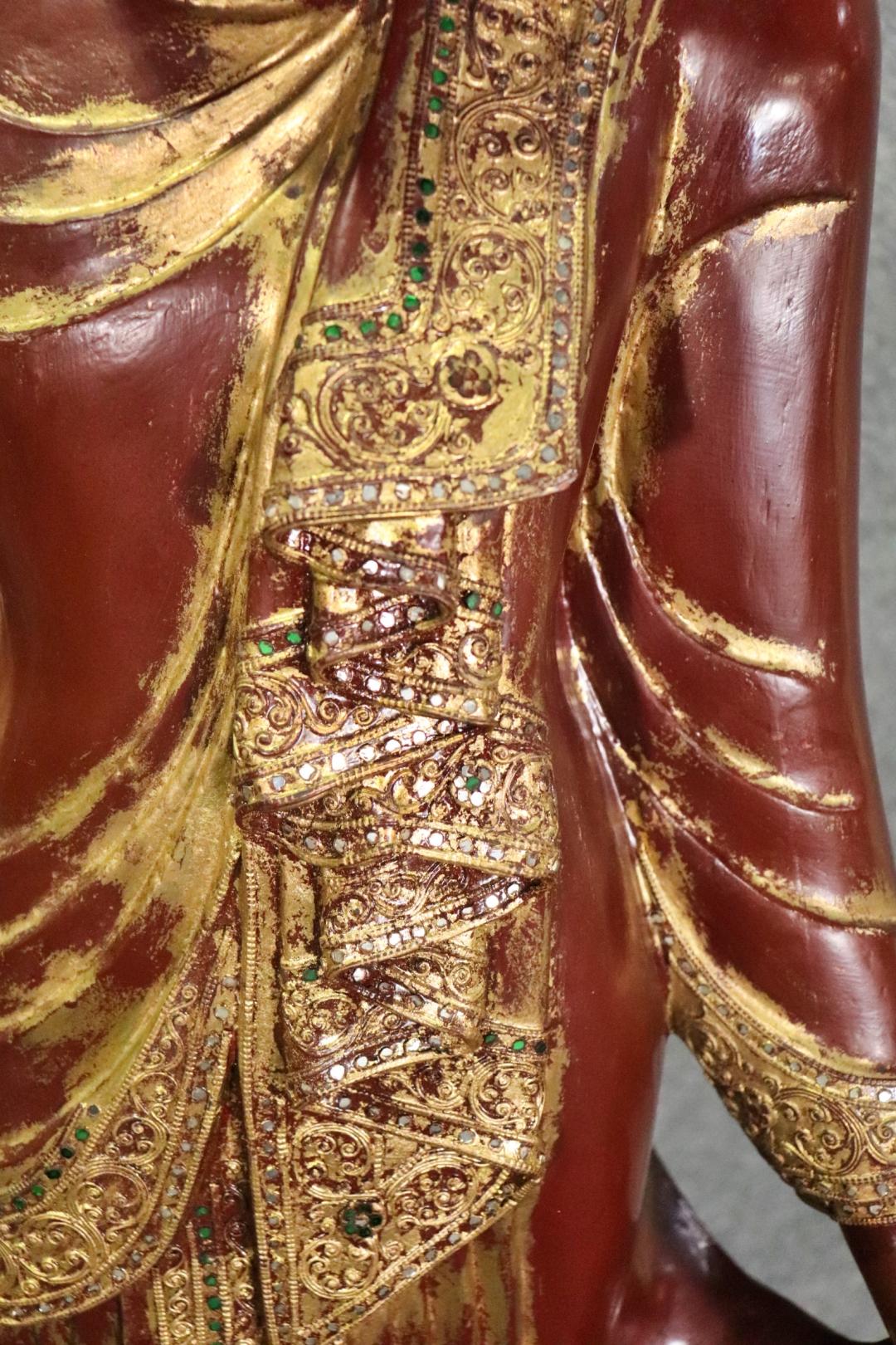 Geschnitzte Mandalay-Statue aus polychromiertem und vergoldetem Holz, Tibetisch oder Thailand, Vintage (Asiatisch) im Angebot